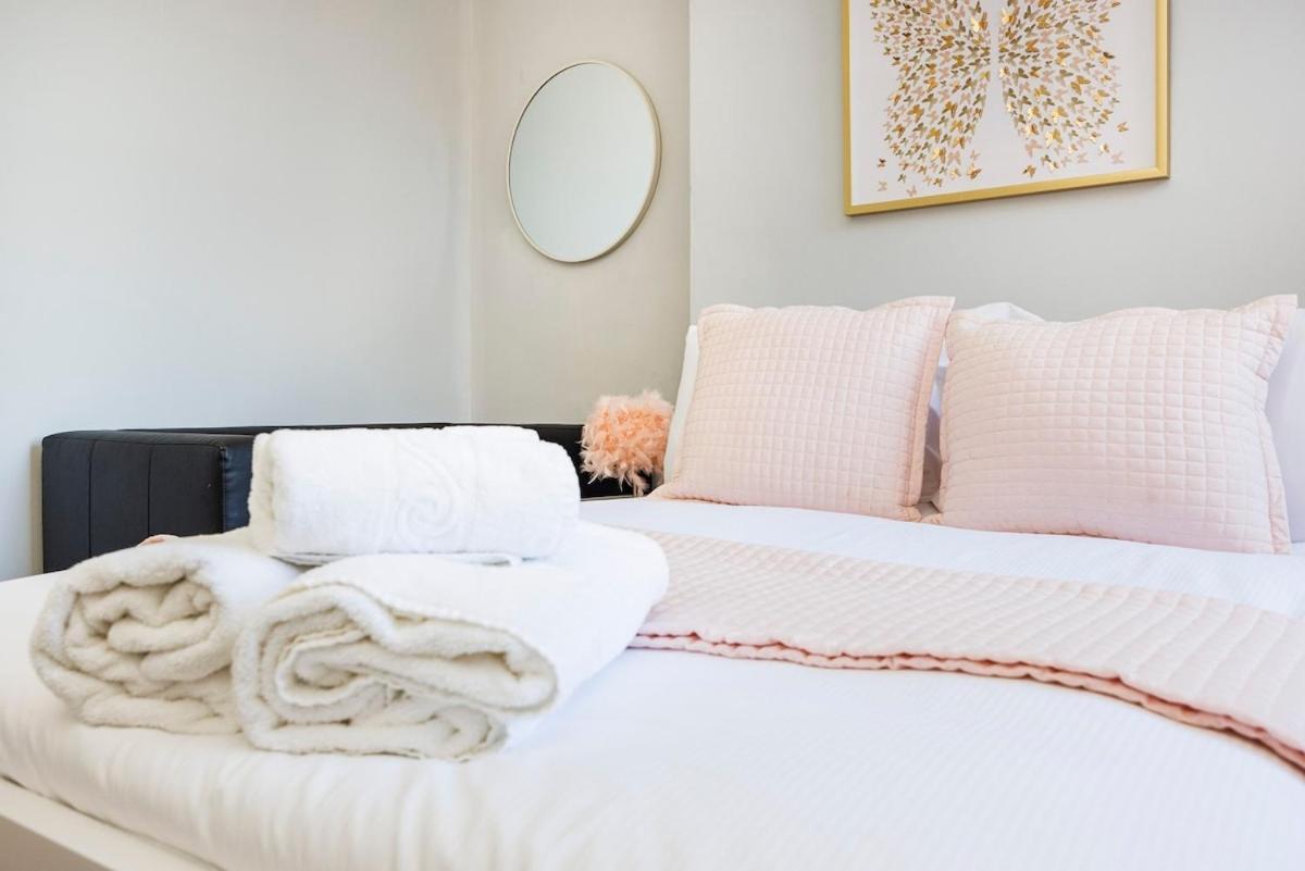 6 Bedroom West Home, Acton, Free Parking , Pool Table , 75 Inch Tv, Sleeps 11 Offers London