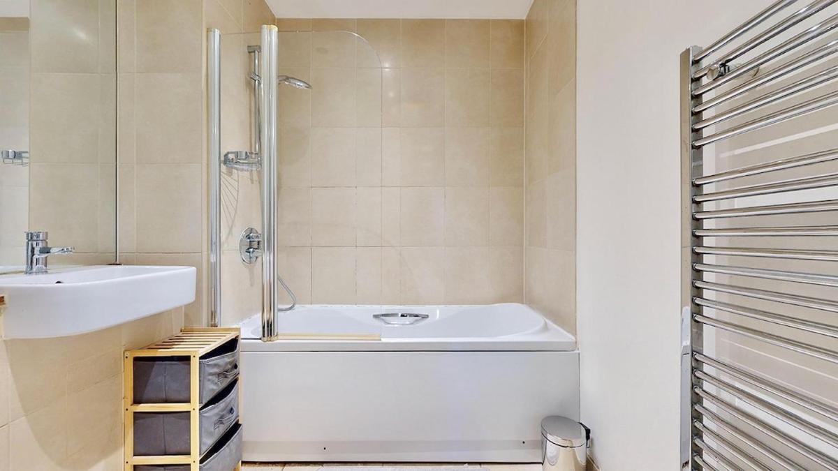 10 Mins From Abba Arena With Free Parking London
