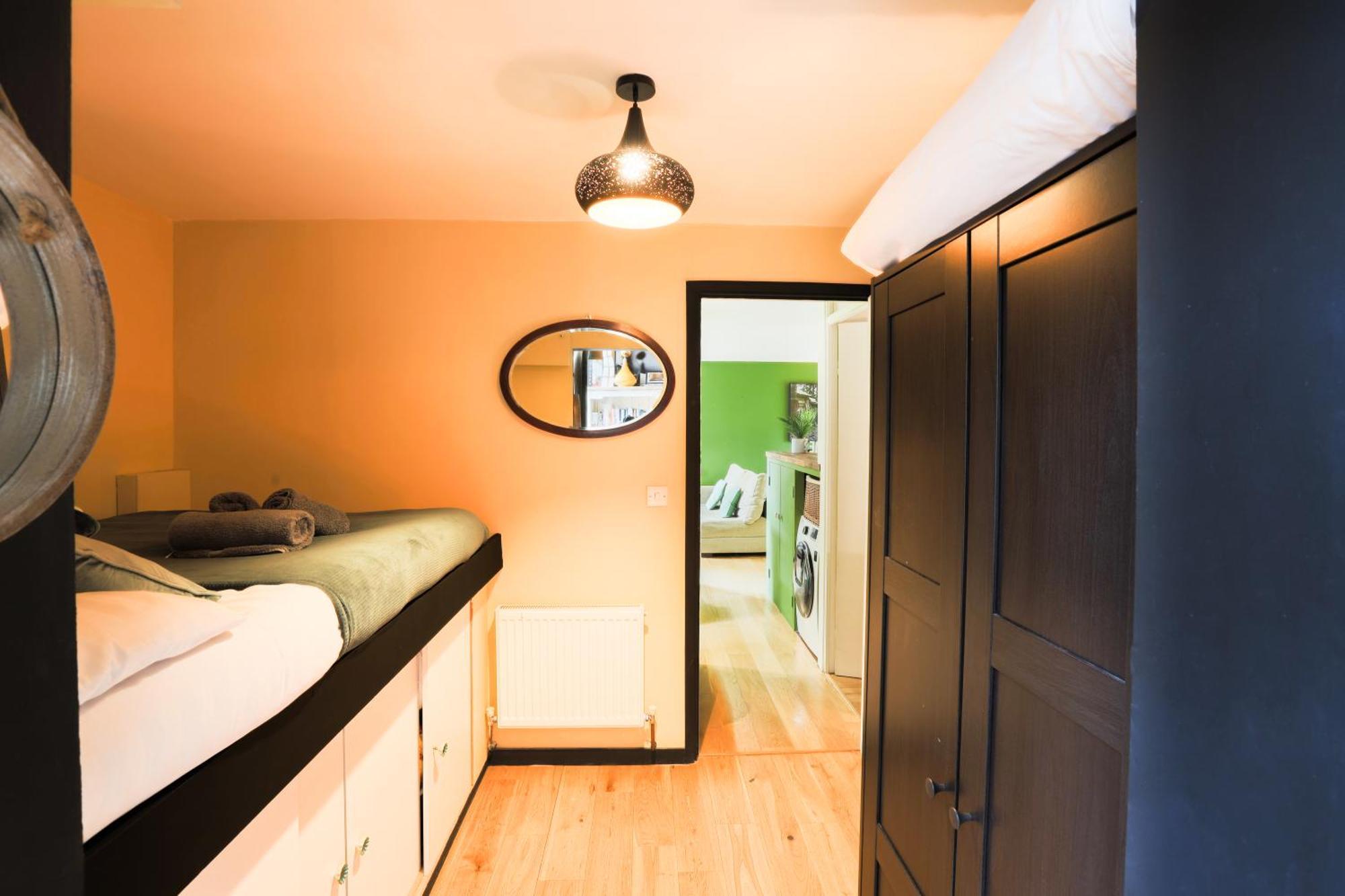 Apartment 20 Percent Off -Todayonly-Mobilerate Offers-Genius Offers-Londonbridge City Apartment W Free Parking-Wifi-Sleeps7-4Beds-Netflix-Family! London