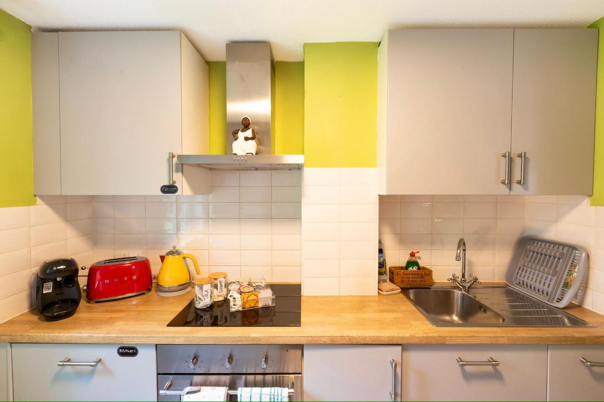 Apartment 20 Percent Off -Todayonly-Mobilerate Offers-Genius Offers-Londonbridge City Apartment W Free Parking-Wifi-Sleeps7-4Beds-Netflix-Family! *