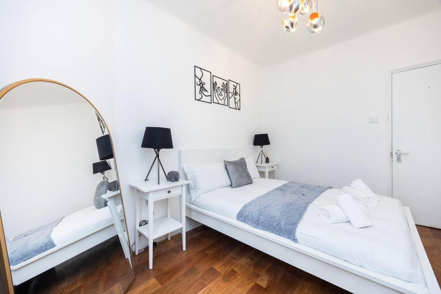Spacious 2 Bedroom Old Street - Sleeps 6 Holiday home *