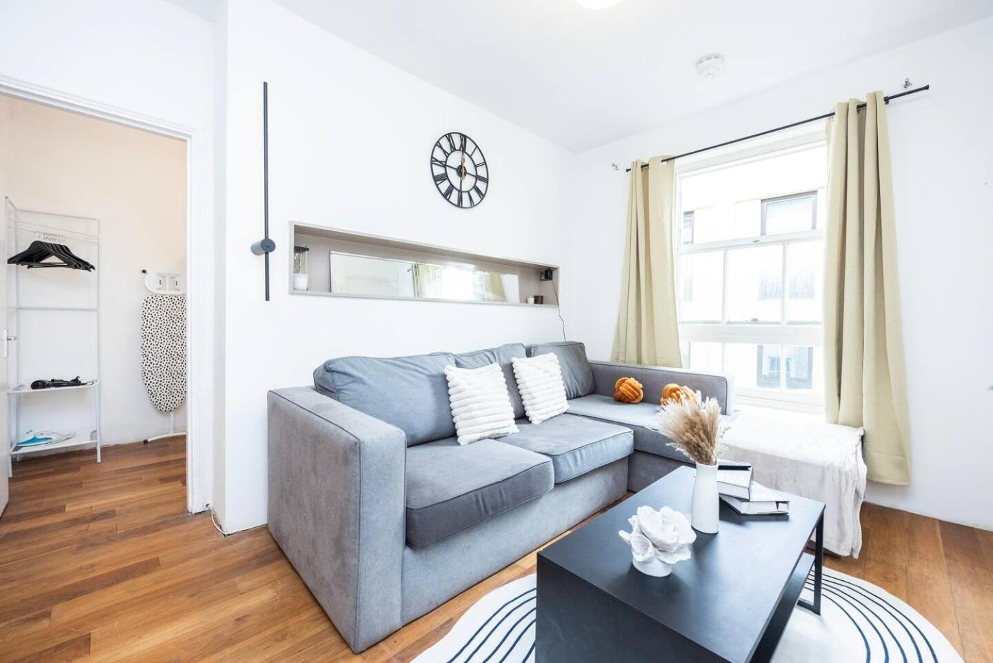 Spacious 2 Bedroom Old Street - Sleeps 6 Holiday home *