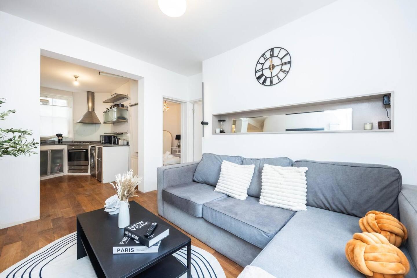 Spacious 2 Bedroom Old Street - Sleeps 6 Holiday home *