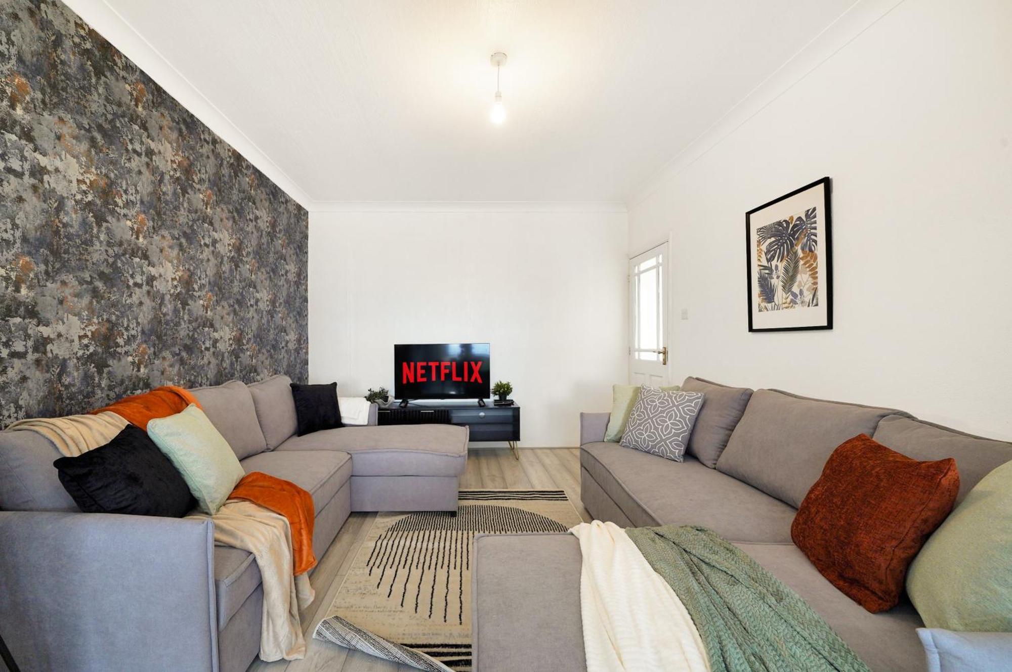 Spacious House In Wembley - Sleeps 14 Holiday home *