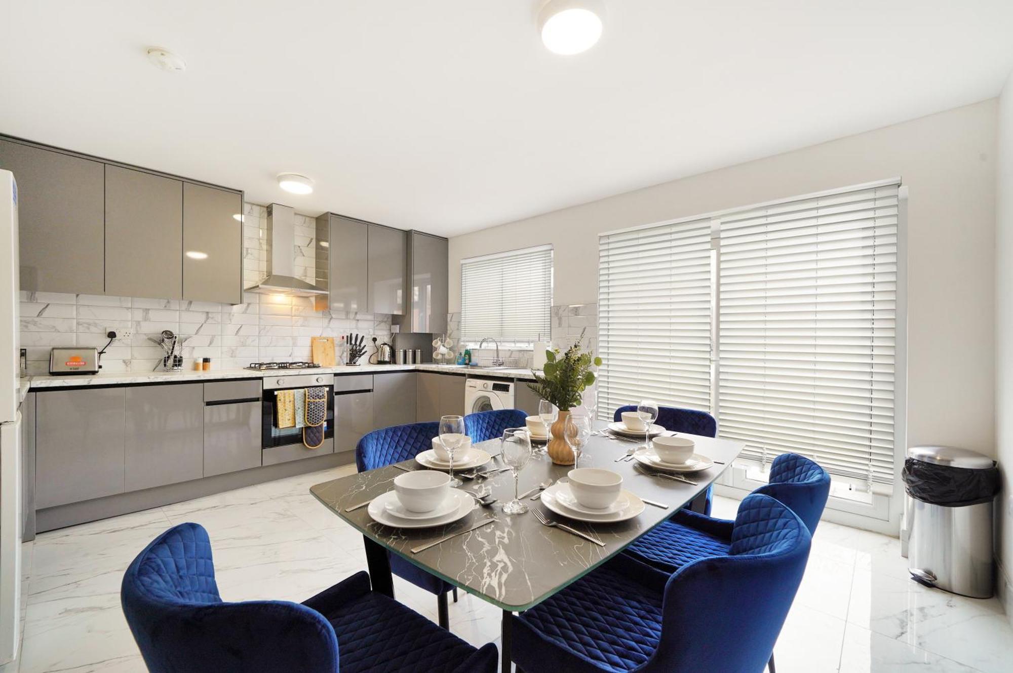 Spacious House In Wembley - Sleeps 14 * London