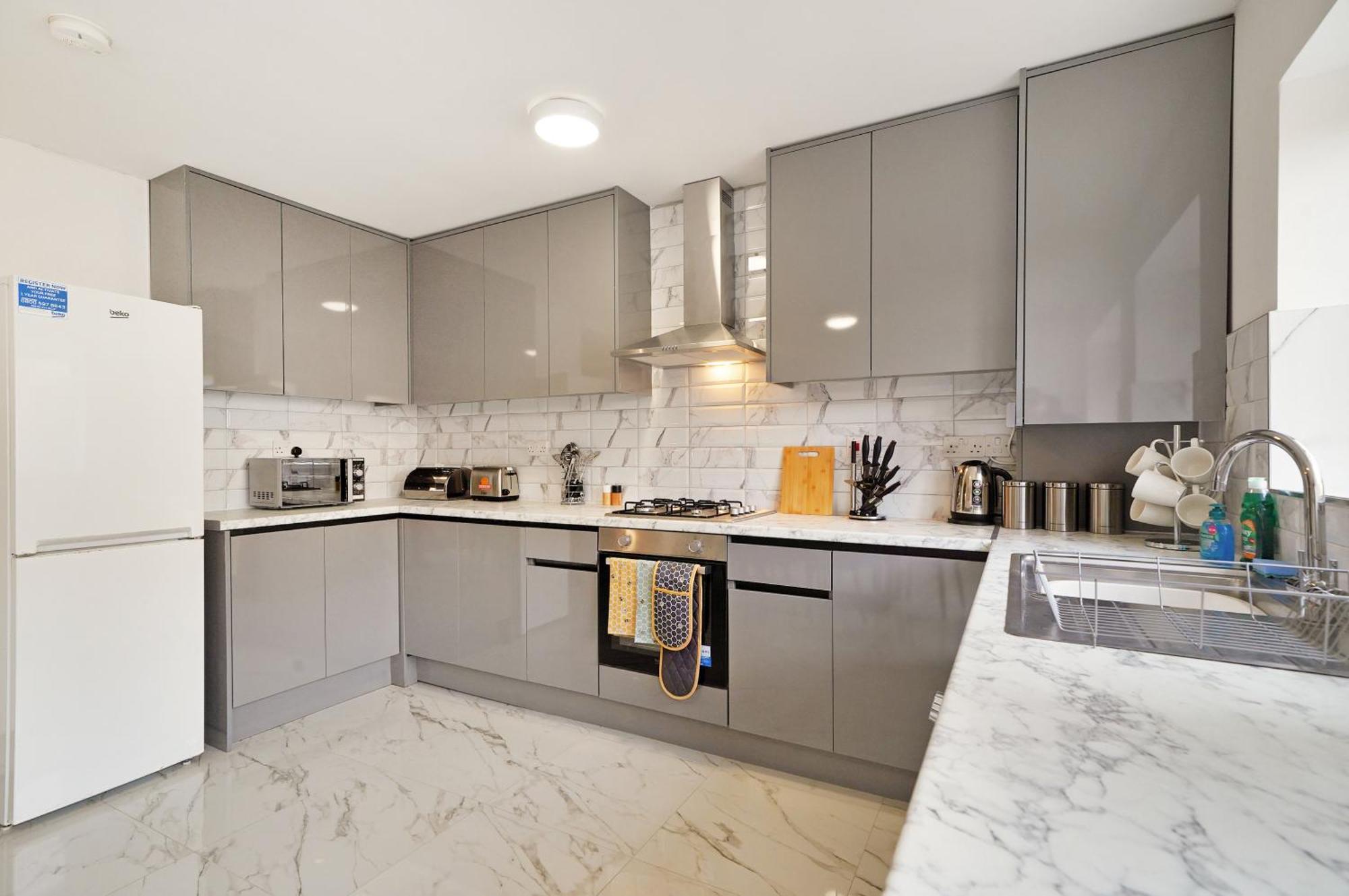 Holiday home Spacious House In Wembley - Sleeps 14 *