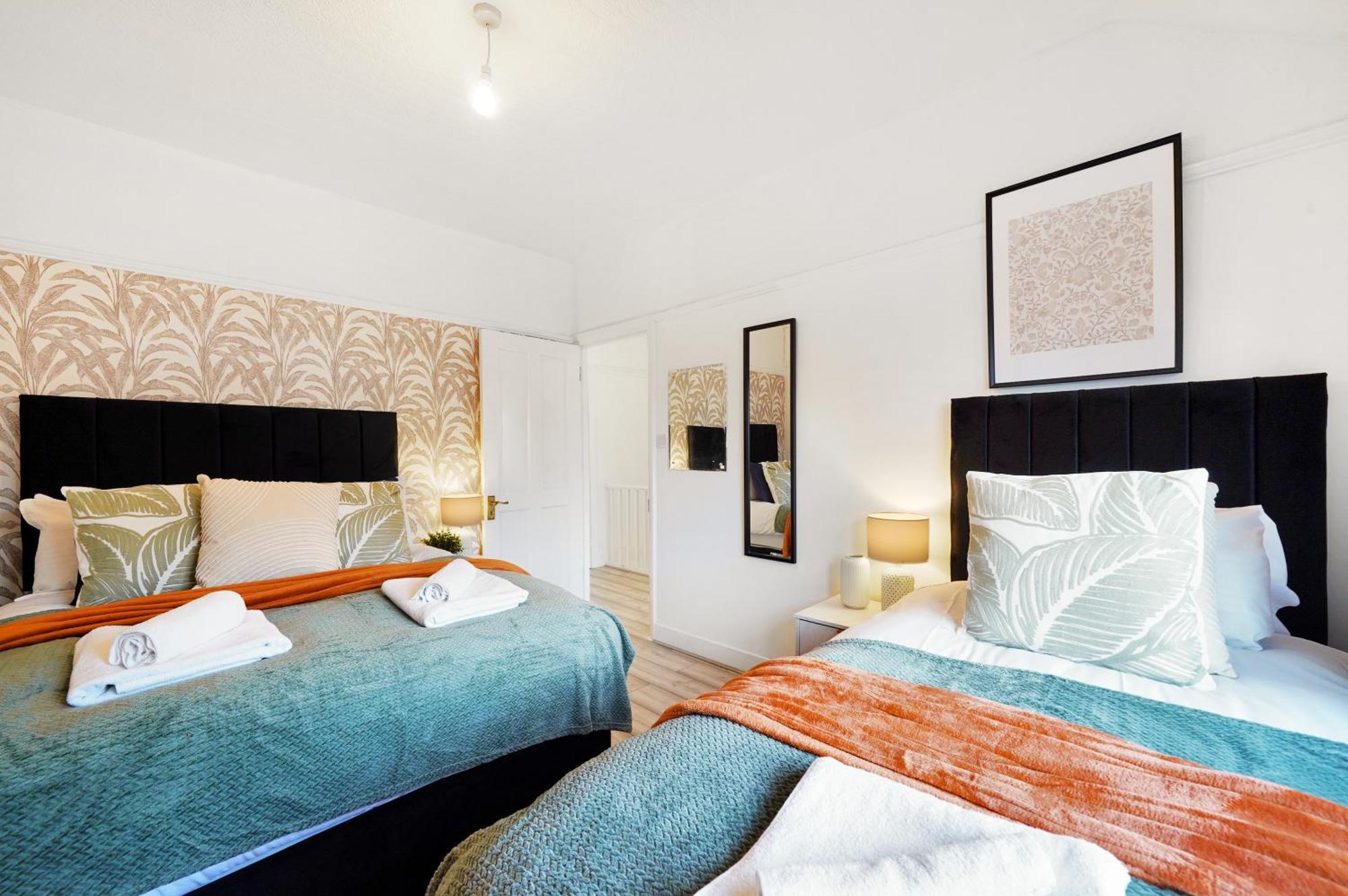 Spacious House In Wembley - Sleeps 14 *