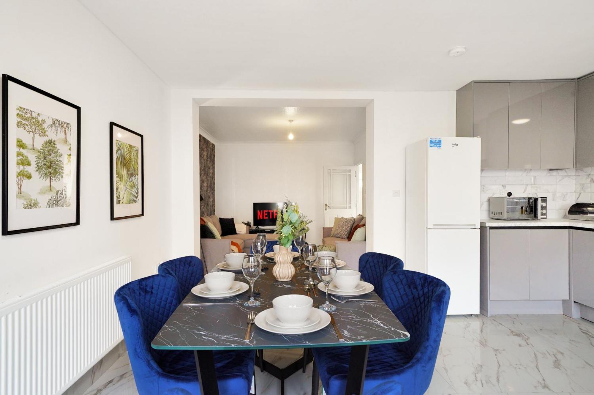 Spacious House In Wembley - Sleeps 14 *