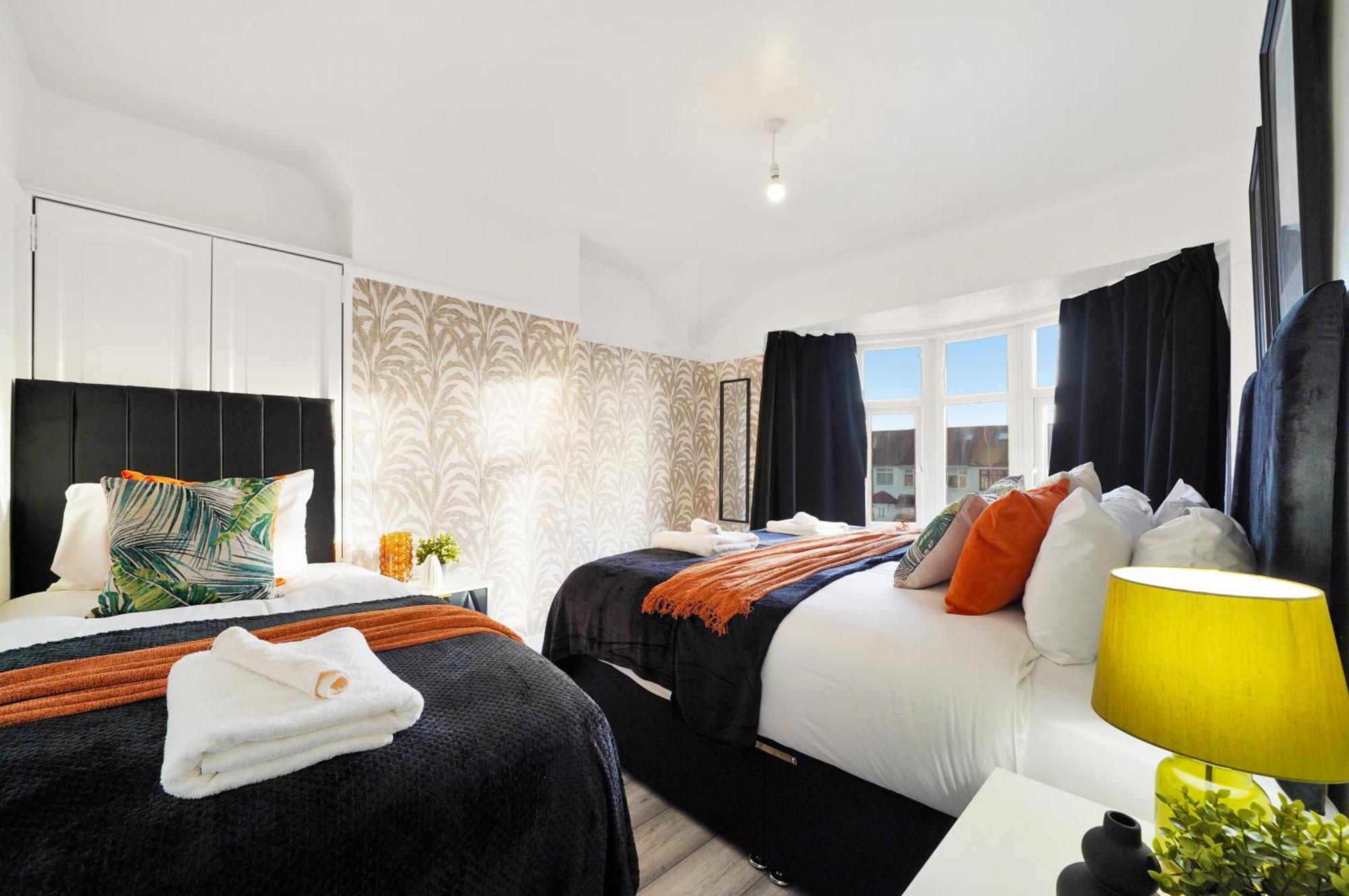 Spacious House In Wembley - Sleeps 14 Holiday home *
