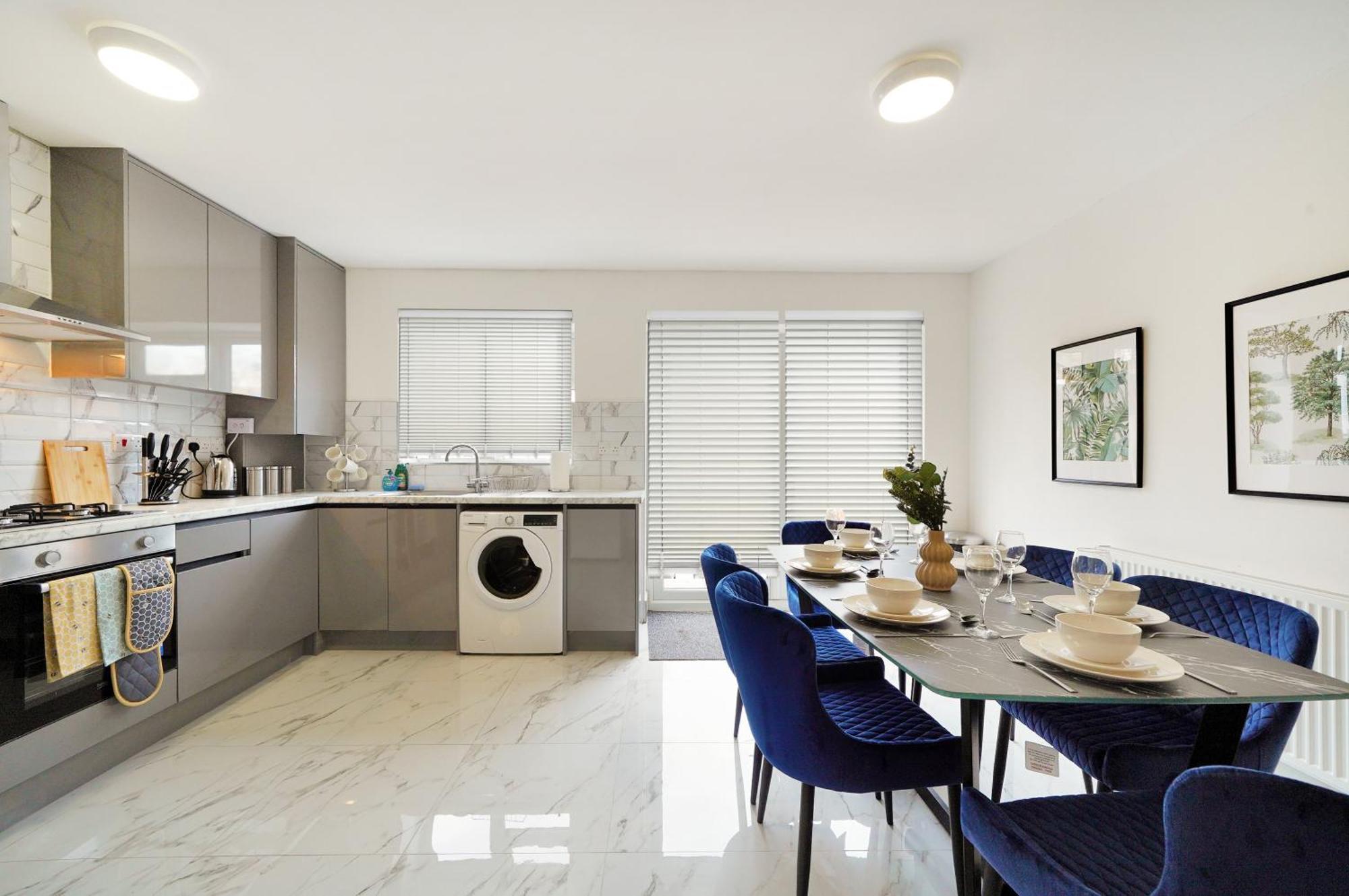 Spacious House In Wembley - Sleeps 14 *