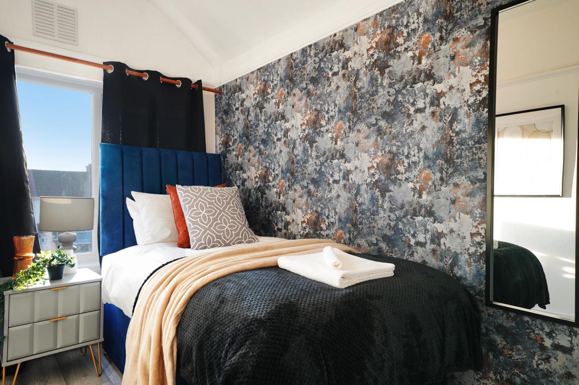 Holiday home Spacious House In Wembley - Sleeps 14 London