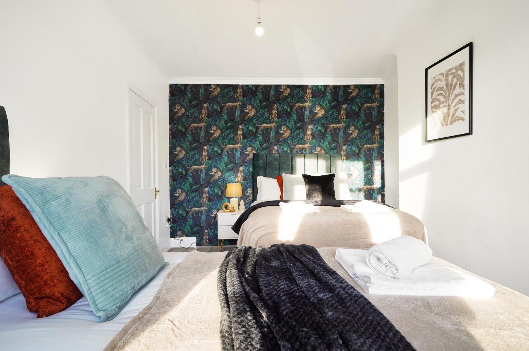 Spacious House In Wembley - Sleeps 14 Holiday home London