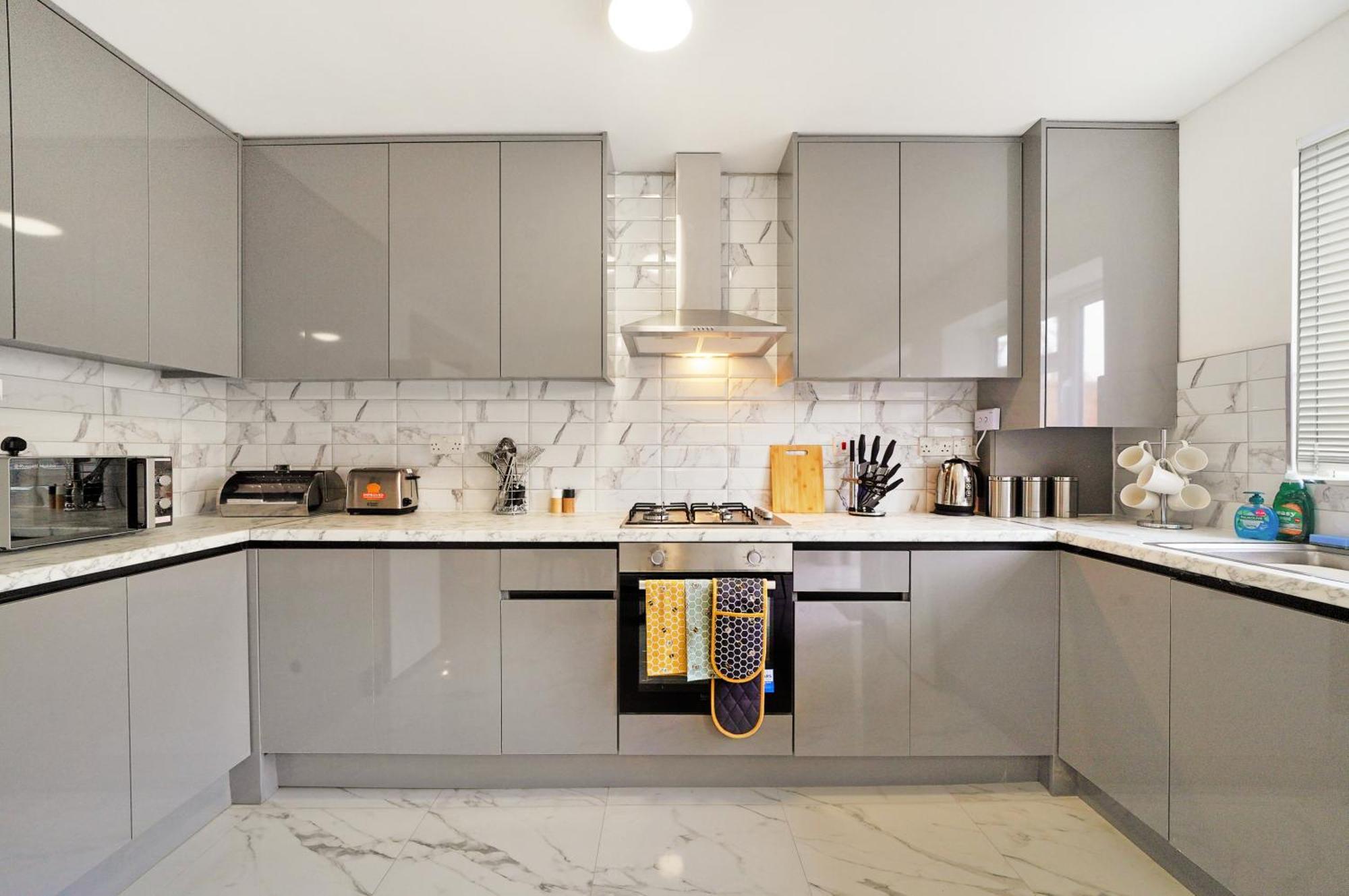 Holiday home Spacious House In Wembley - Sleeps 14 *