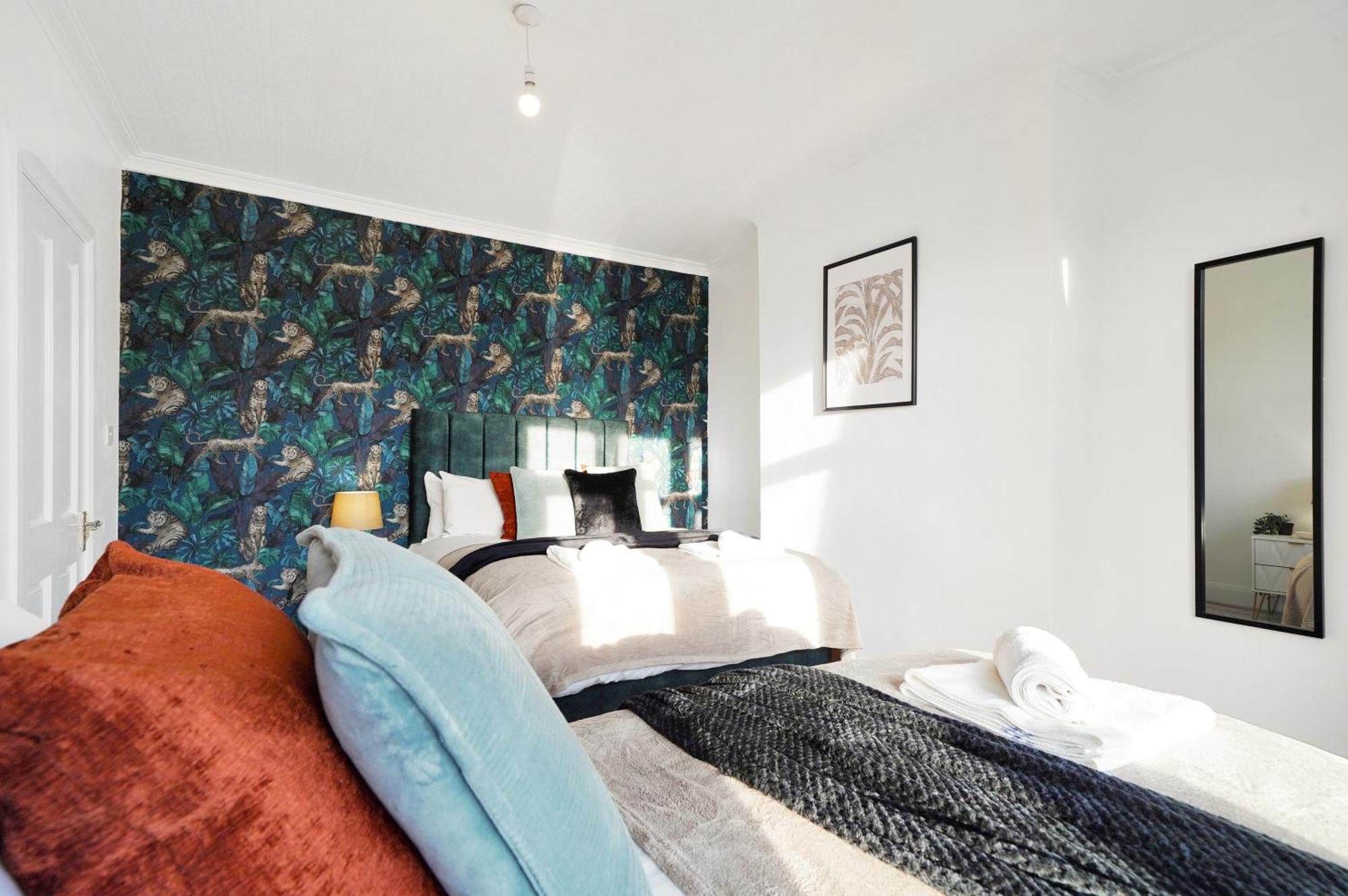 Spacious House In Wembley - Sleeps 14 Holiday home *