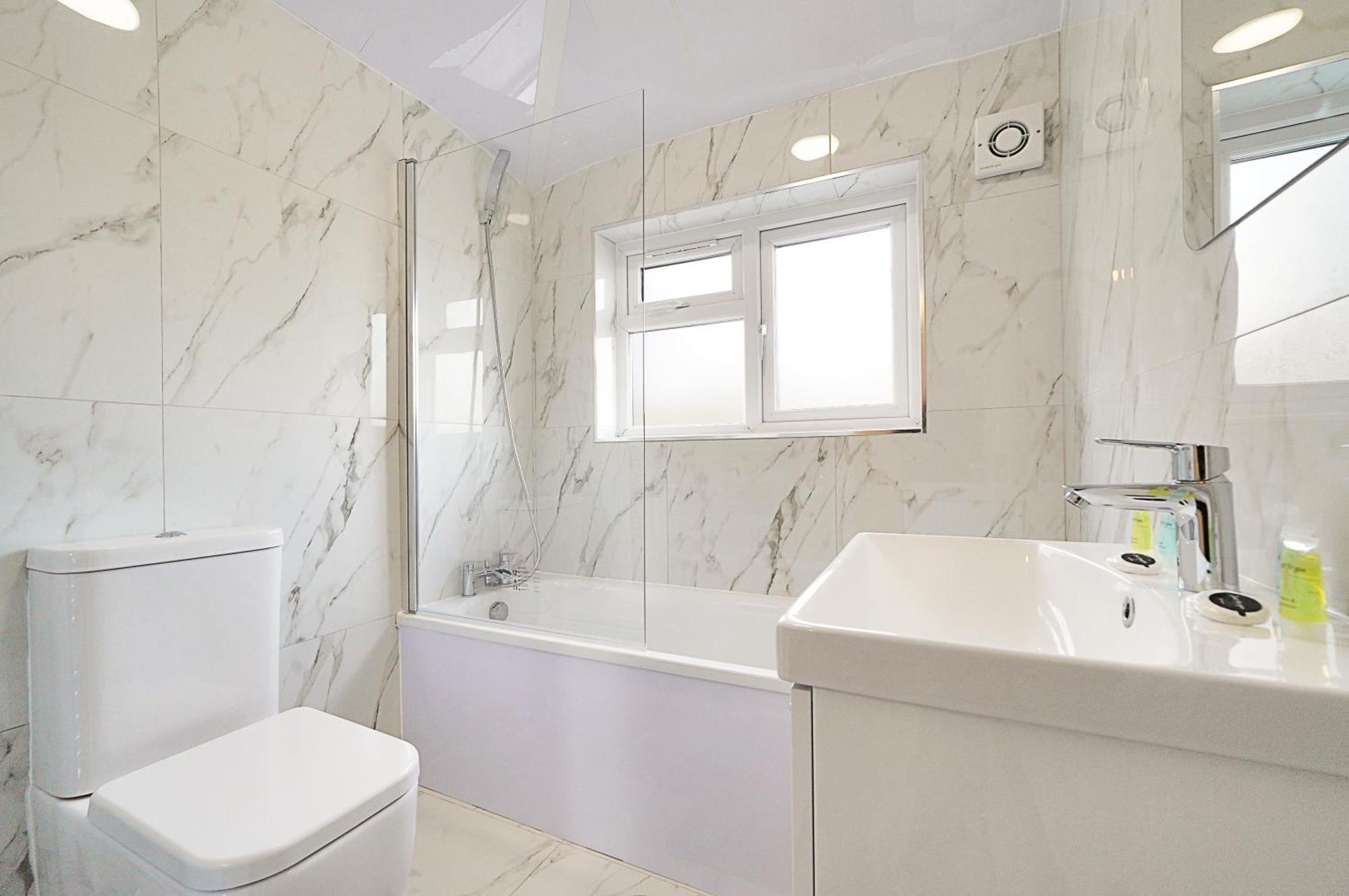 Spacious House In Wembley - Sleeps 14 * London