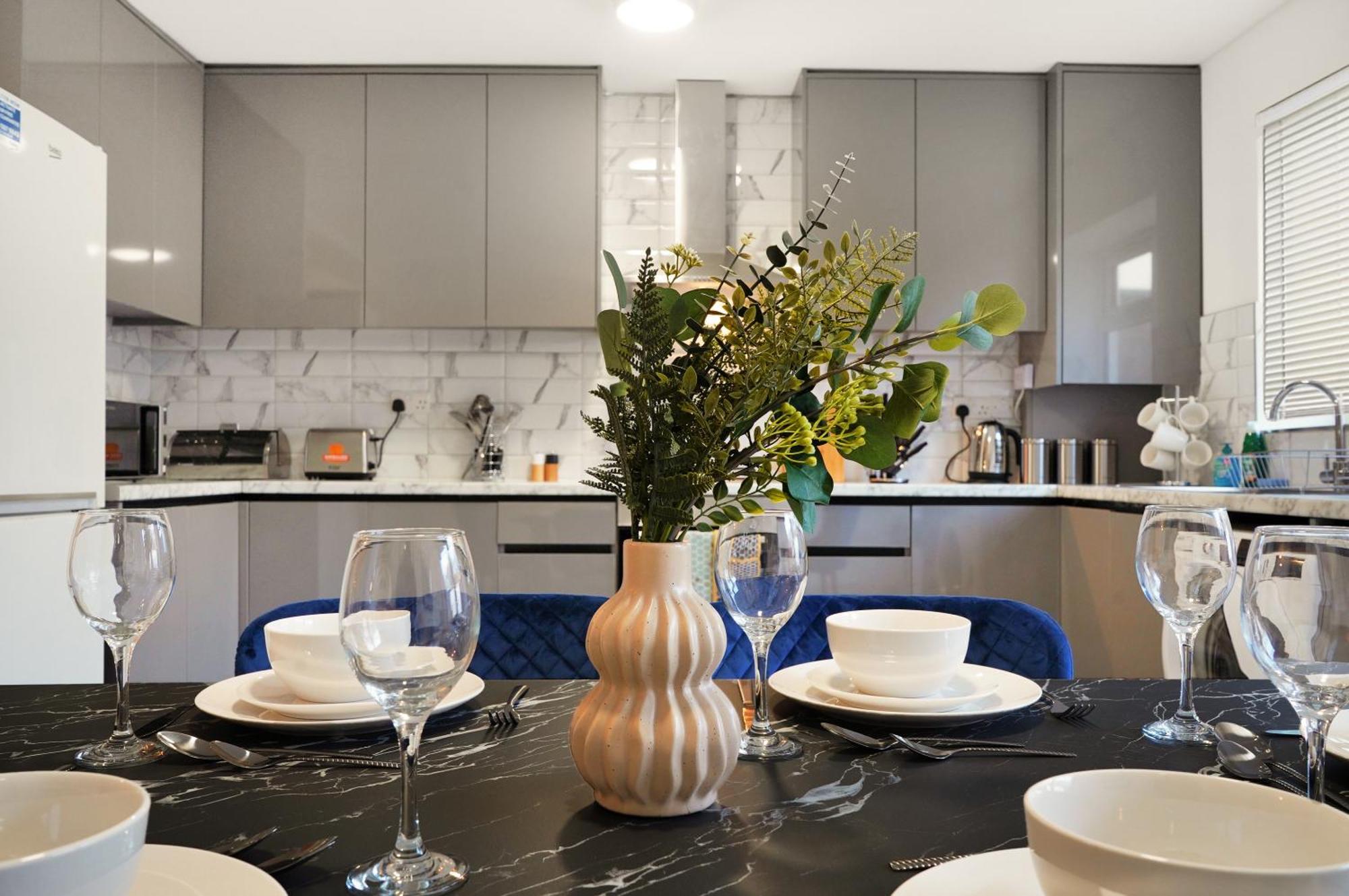 Spacious House In Wembley - Sleeps 14 London
