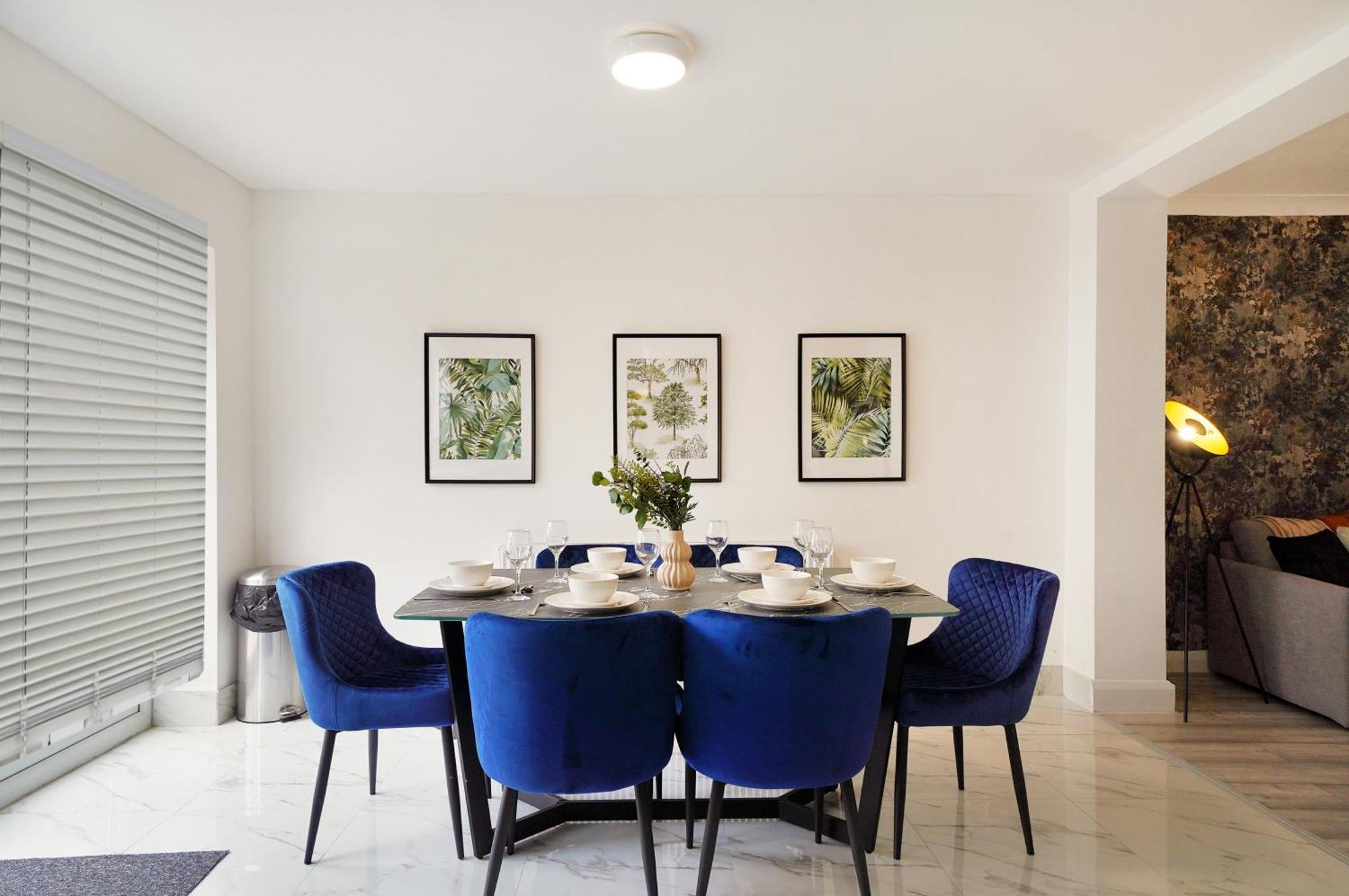 Spacious House In Wembley - Sleeps 14 * London