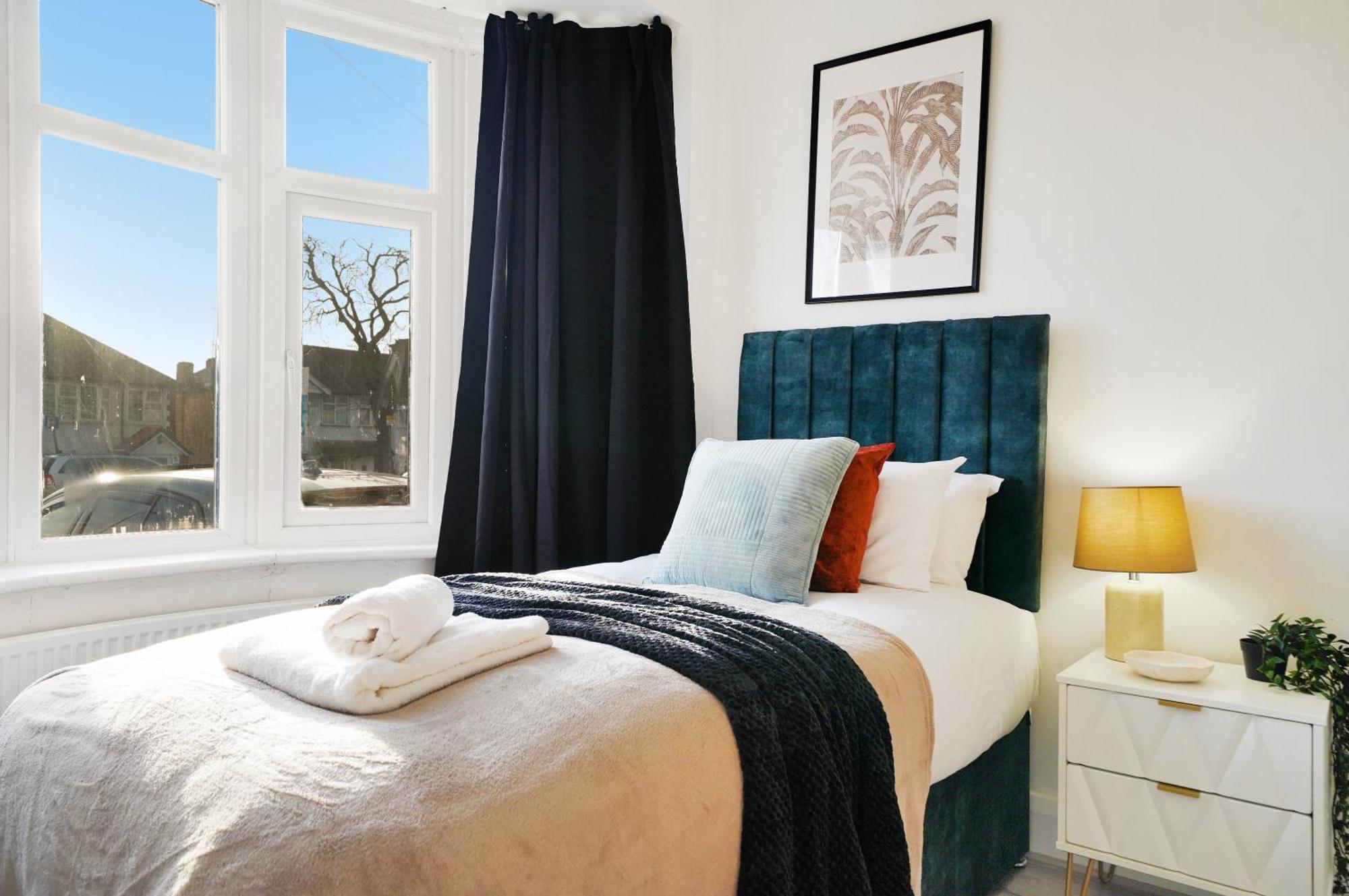 Spacious House In Wembley - Sleeps 14 *