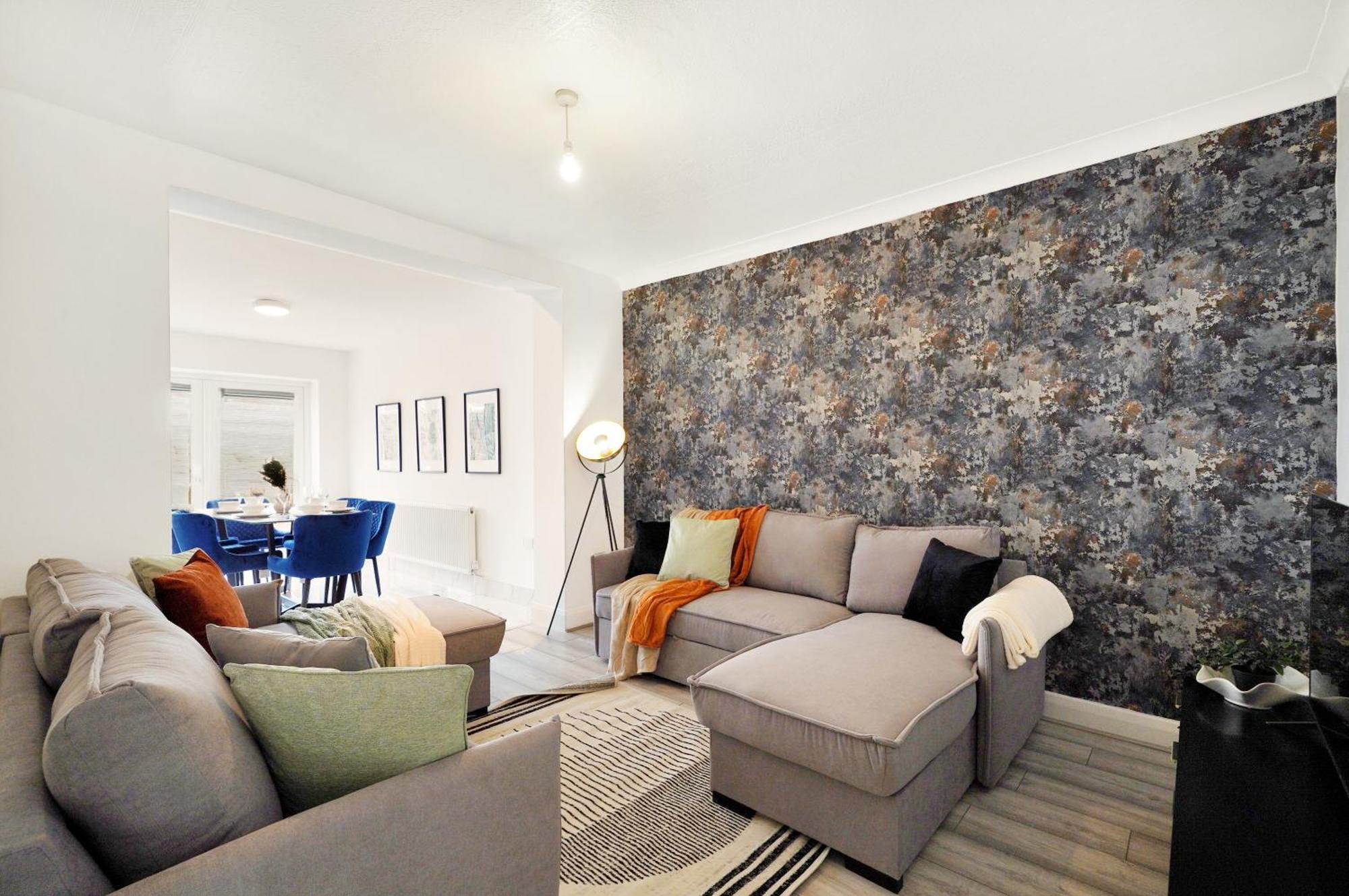 Holiday home Spacious House In Wembley - Sleeps 14