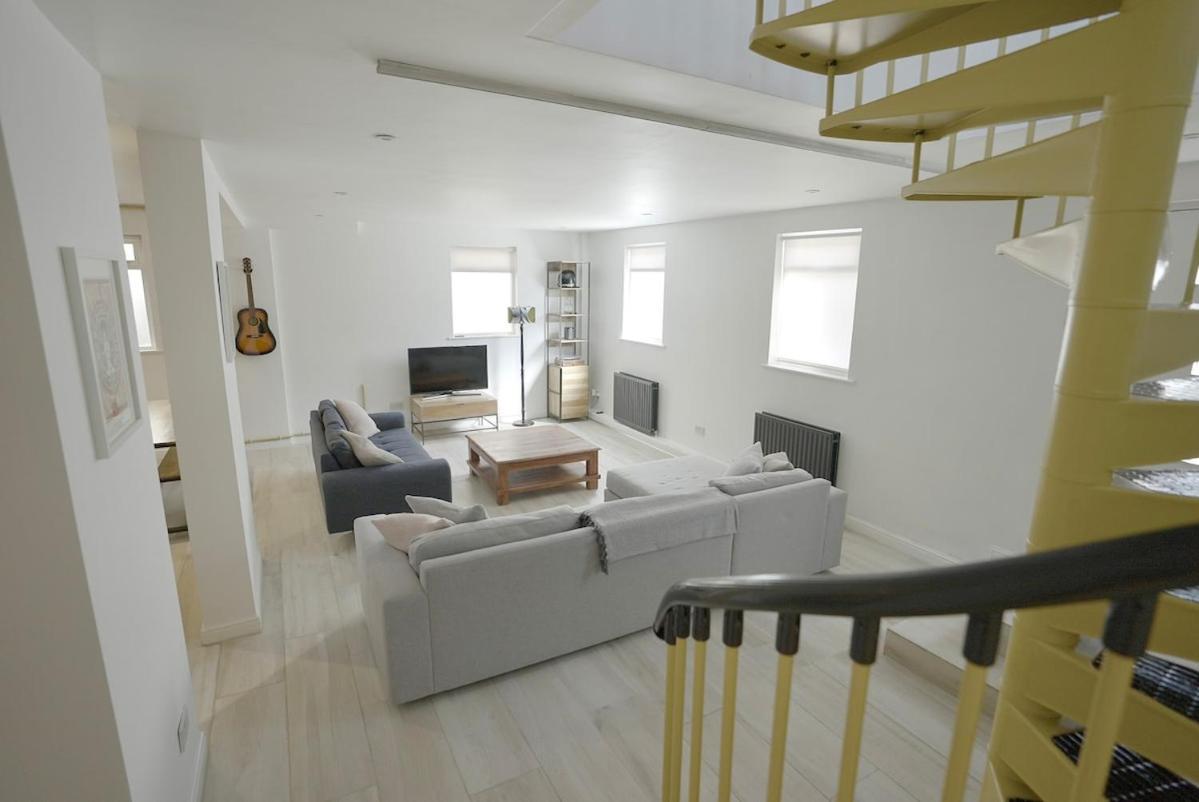 Spacious And Stylish Pad Holiday home