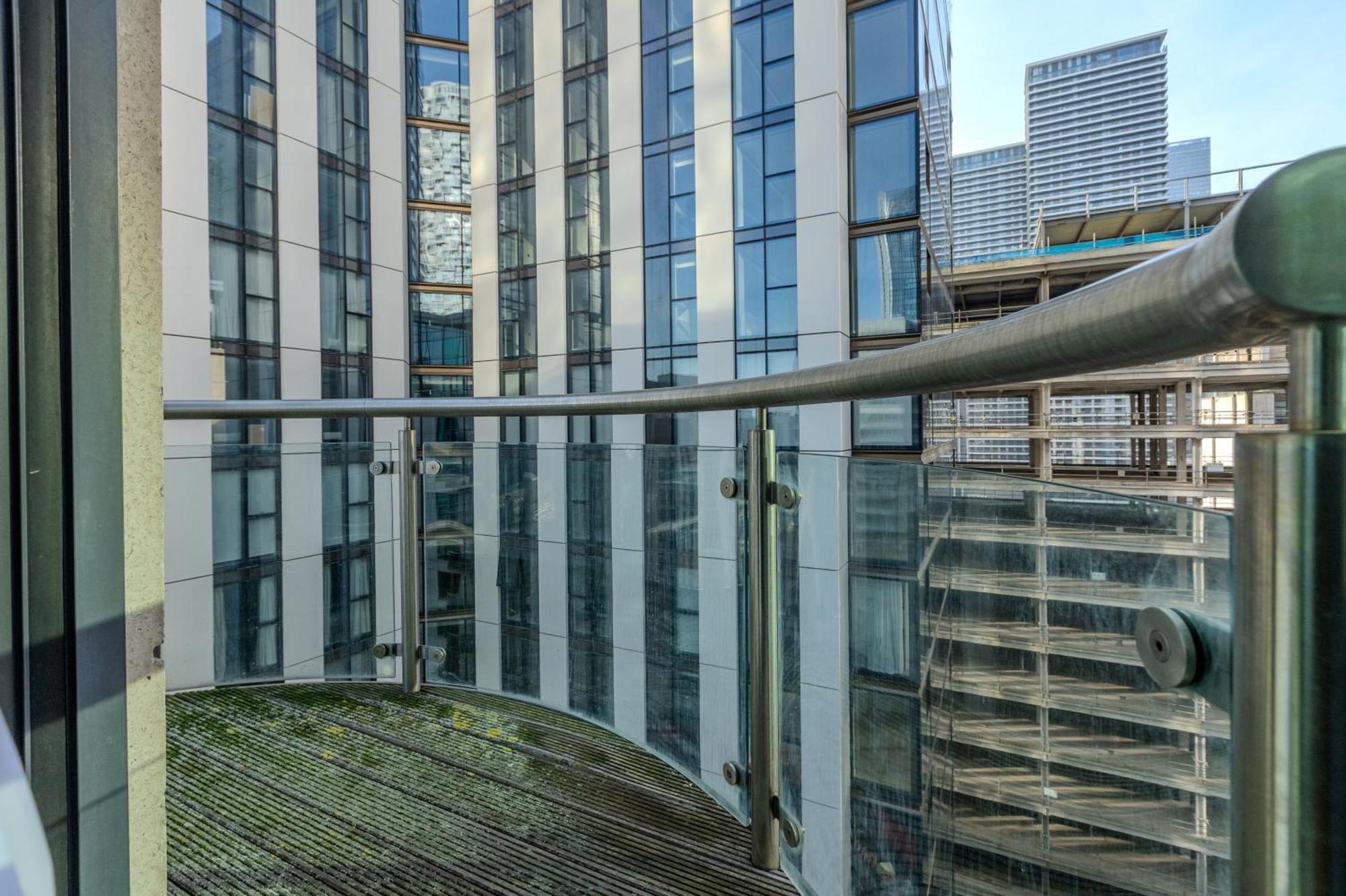 Apartment Bright 2br In Canary With Balcony Wharf, 5 Min Tube London
