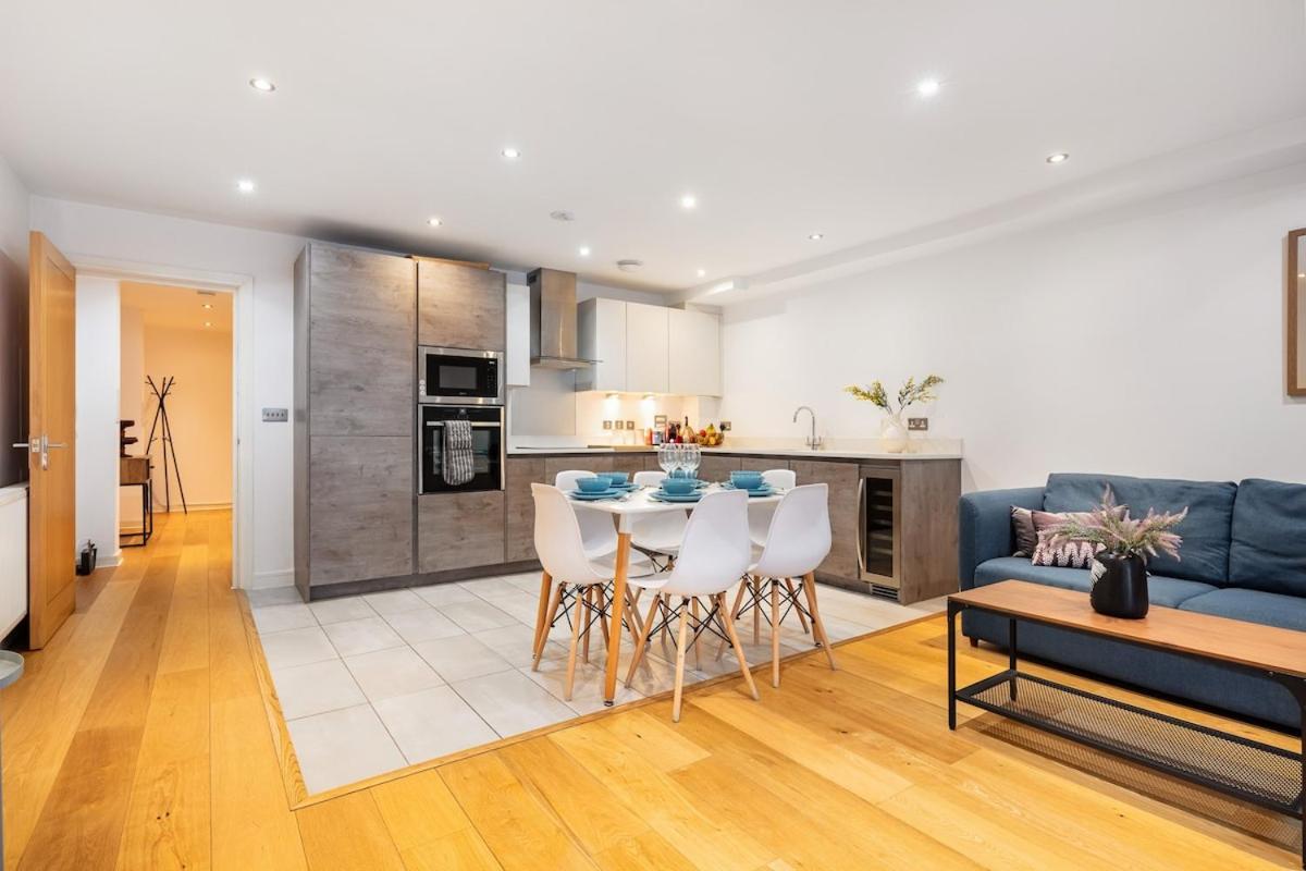 Apartment Eye ,split Level And Private Patio,sleeps 6 London