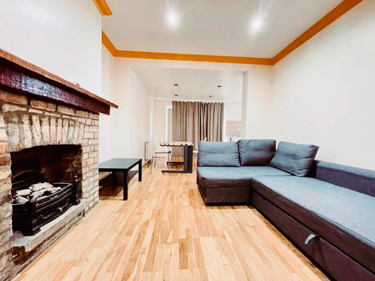 Modern 5-bed With Garden & Spectacular Views Holiday home London