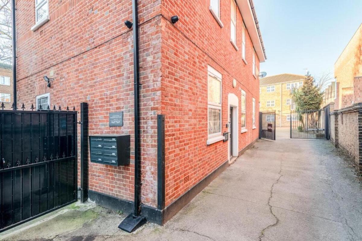1 Bed In Stratford, With Free Parking & Wi-fi *