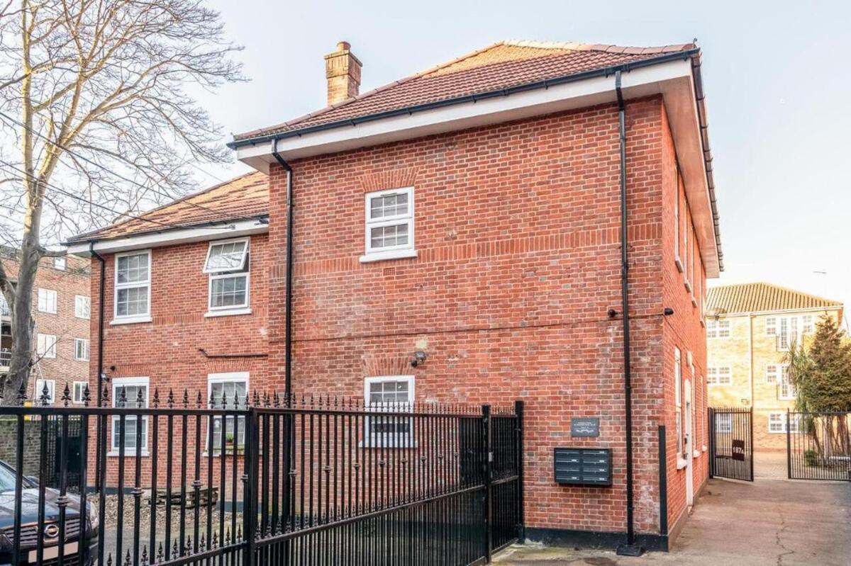 1 Bed In Stratford, With Free Parking & Wi-fi *
