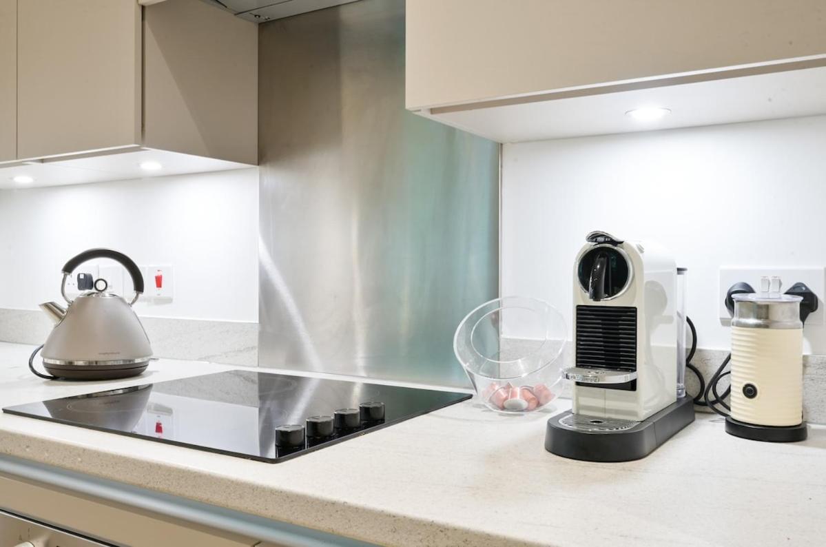 Apartment Luxury Boutique Designer Apartment- Tube Access- Zone 1 *