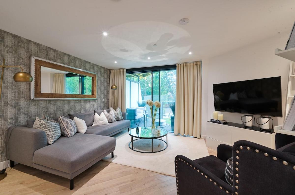 Luxury Boutique Designer Apartment- Tube Access- Zone 1 *