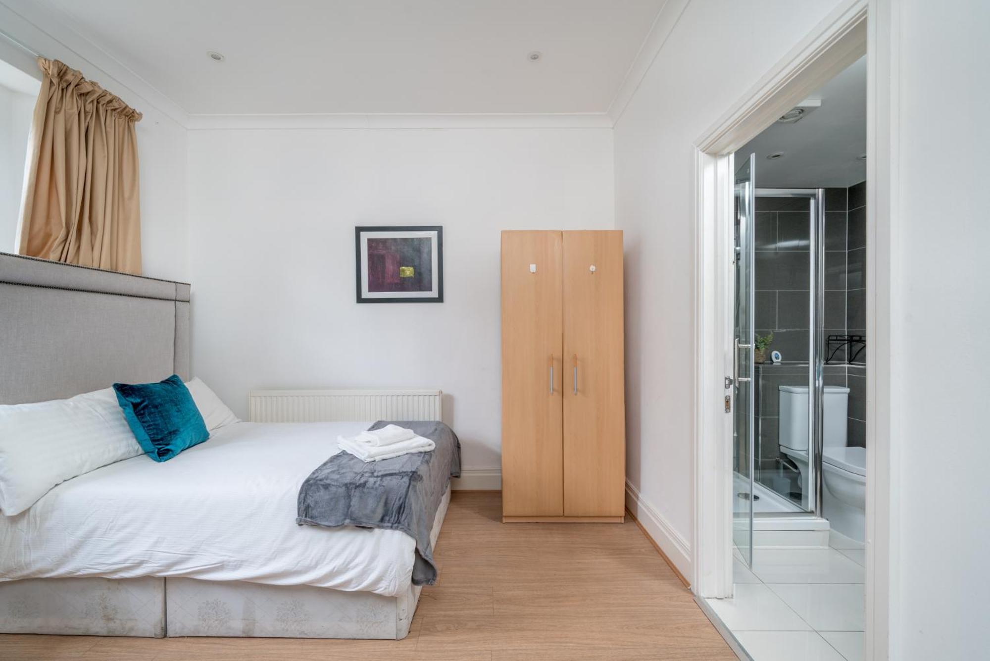Space And Comfort, 5 Mins Walk To Tube Station, Shops Easy Access To Excel, O2 Arena And Airport, Free Parking Apartment