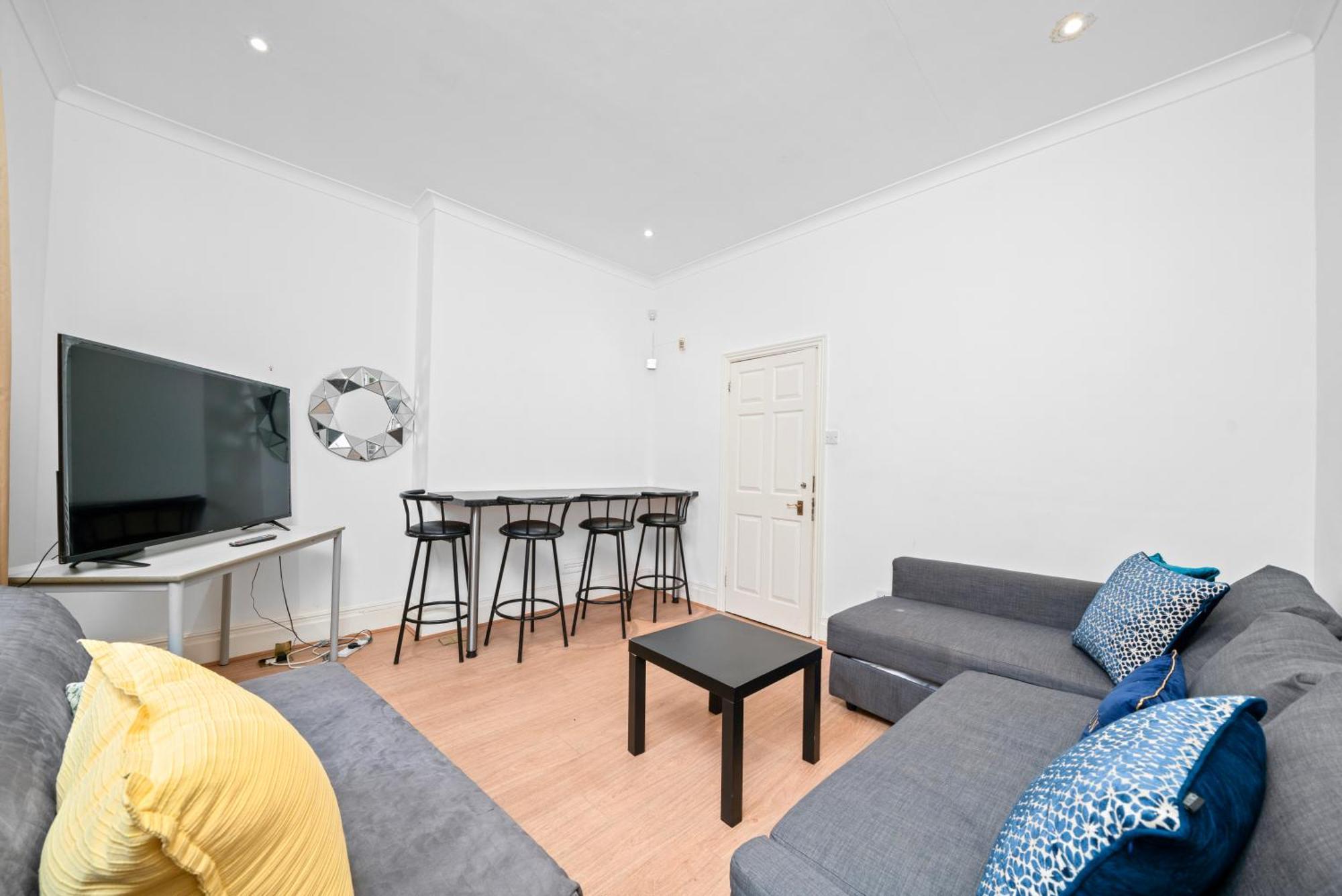 Space And Comfort, 5 Mins Walk To Tube Station, Shops Easy Access To Excel, O2 Arena And Airport, Free Parking Apartment
