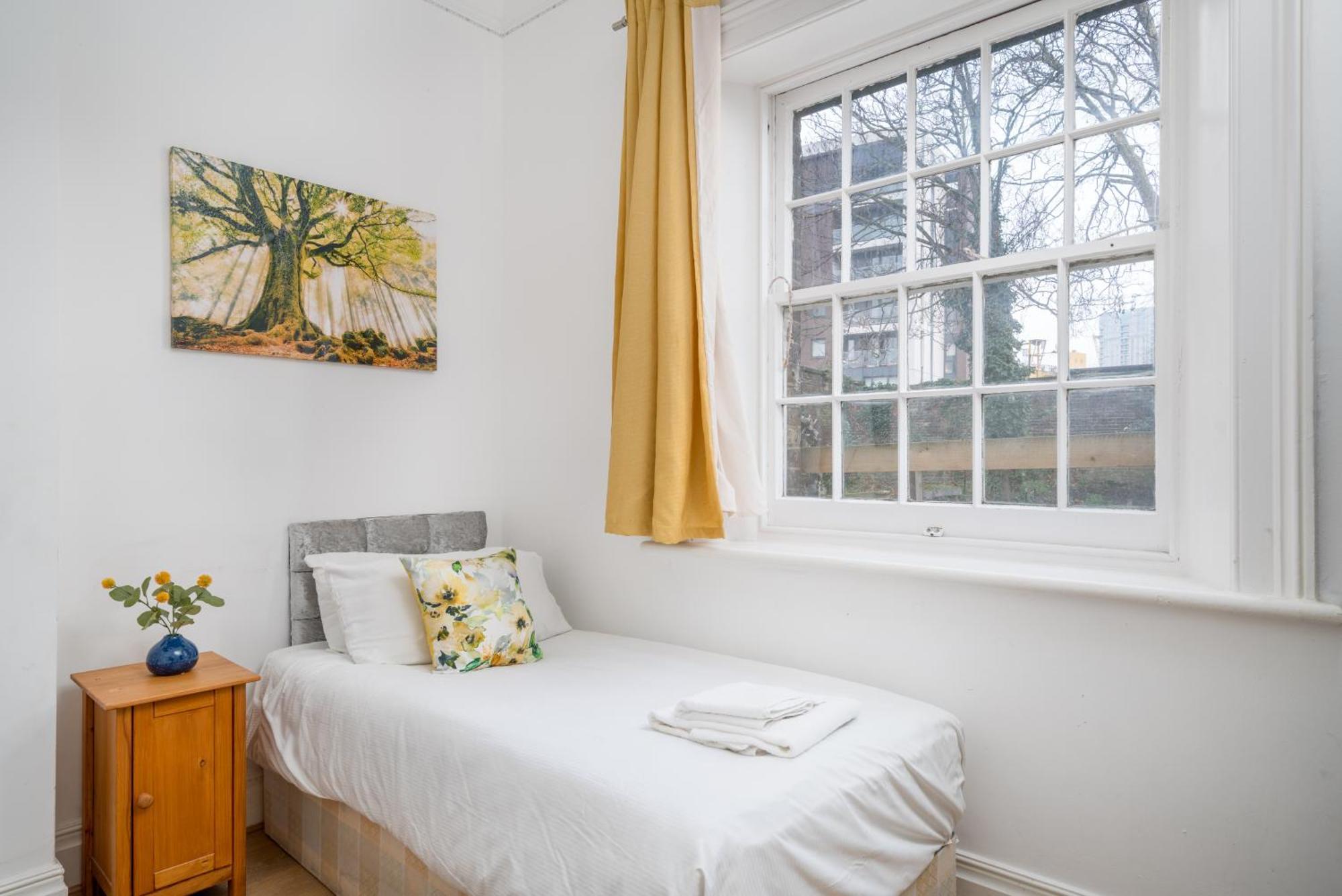 Space And Comfort, 5 Mins Walk To Tube Station, Shops Easy Access To Excel, O2 Arena And Airport, Free Parking *