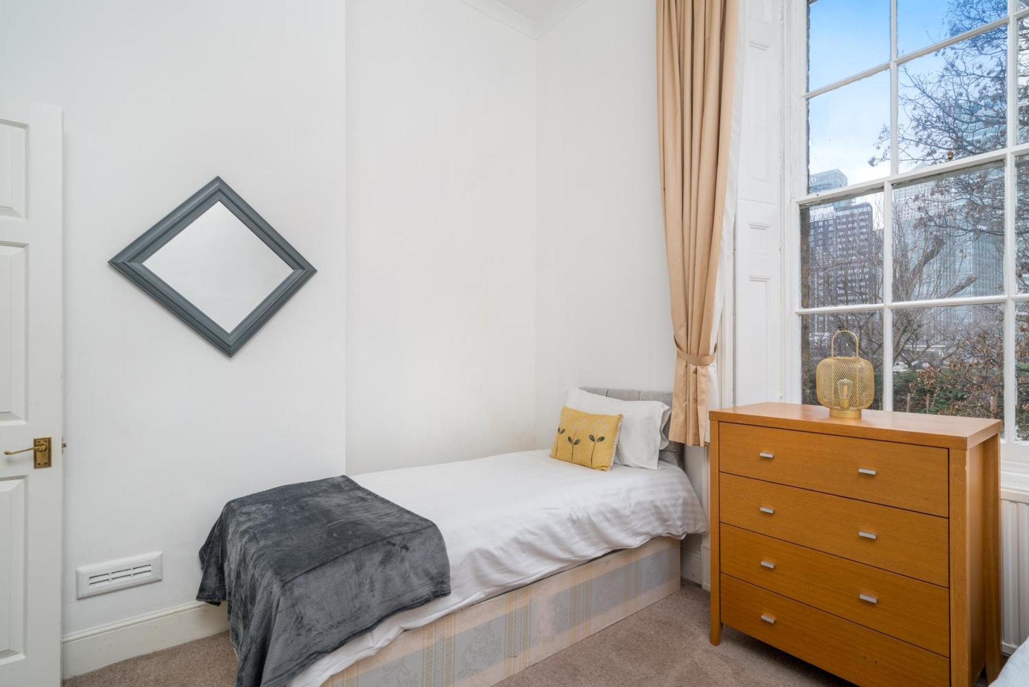 Space And Comfort, 5 Mins Walk To Tube Station, Shops Easy Access To Excel, O2 Arena And Airport, Free Parking *