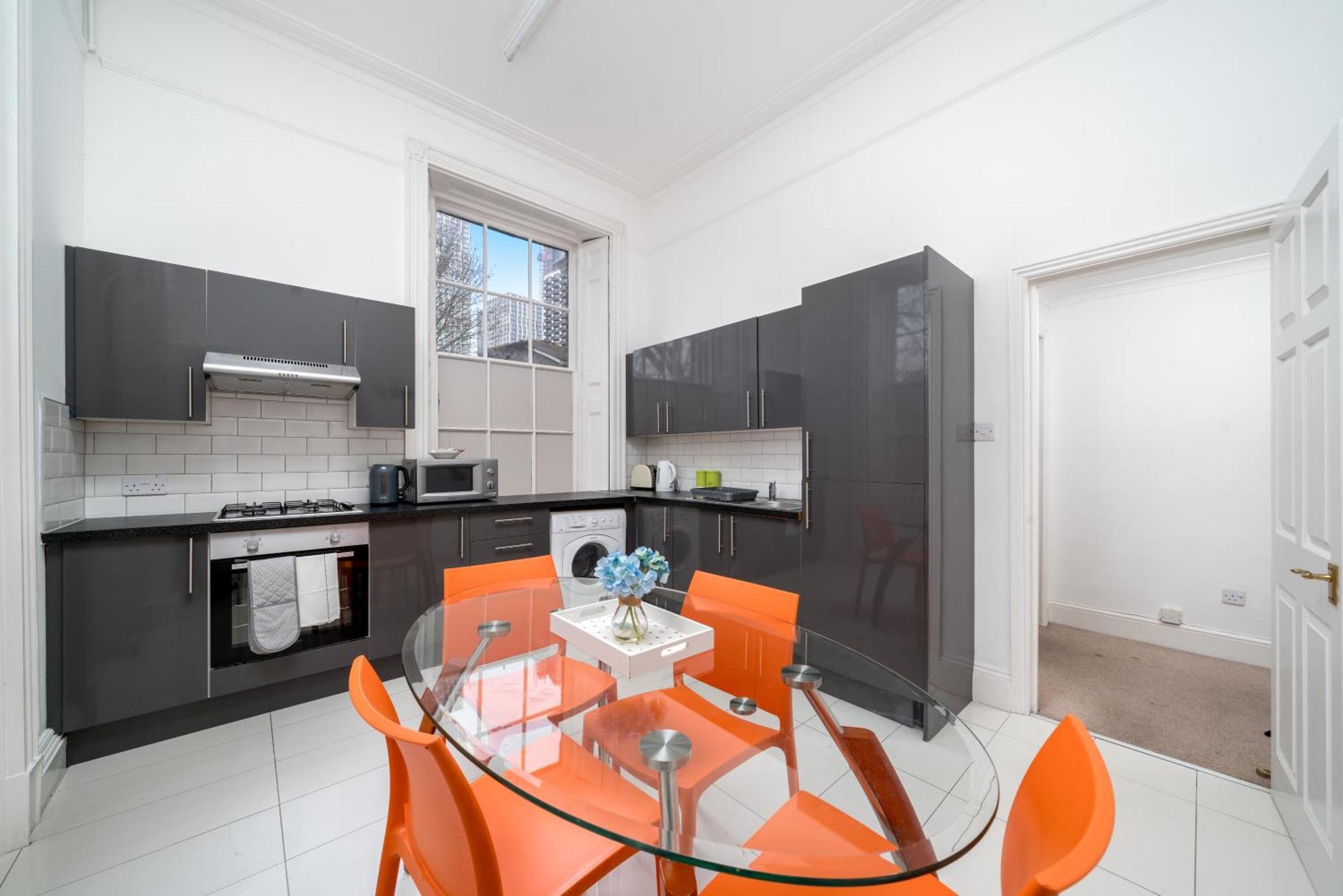 Space And Comfort, 5 Mins Walk To Tube Station, Shops Easy Access To Excel, O2 Arena And Airport, Free Parking
