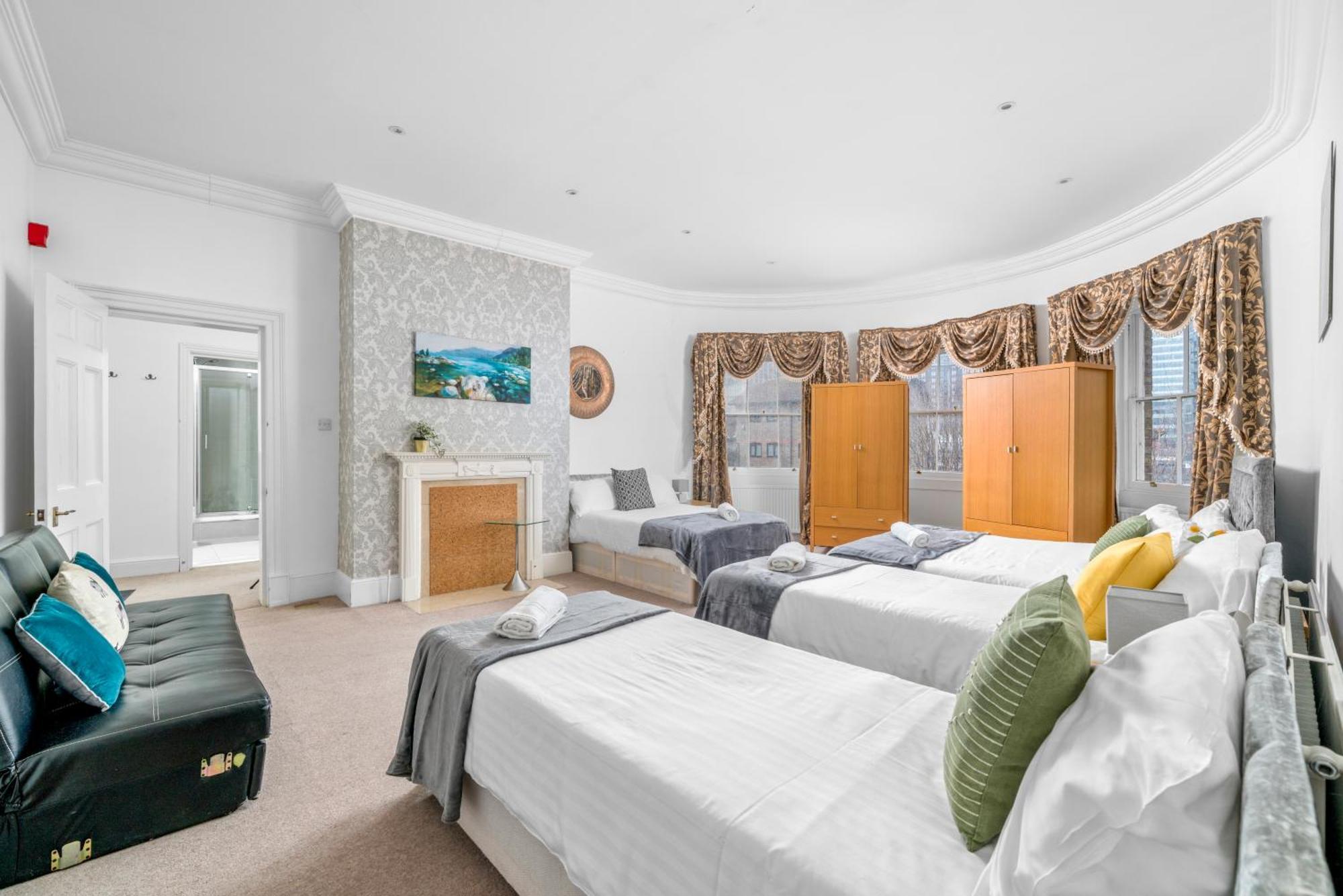 Apartment Space And Comfort, 5 Mins Walk To Tube Station, Shops Easy Access To Excel, O2 Arena And Airport, Free Parking