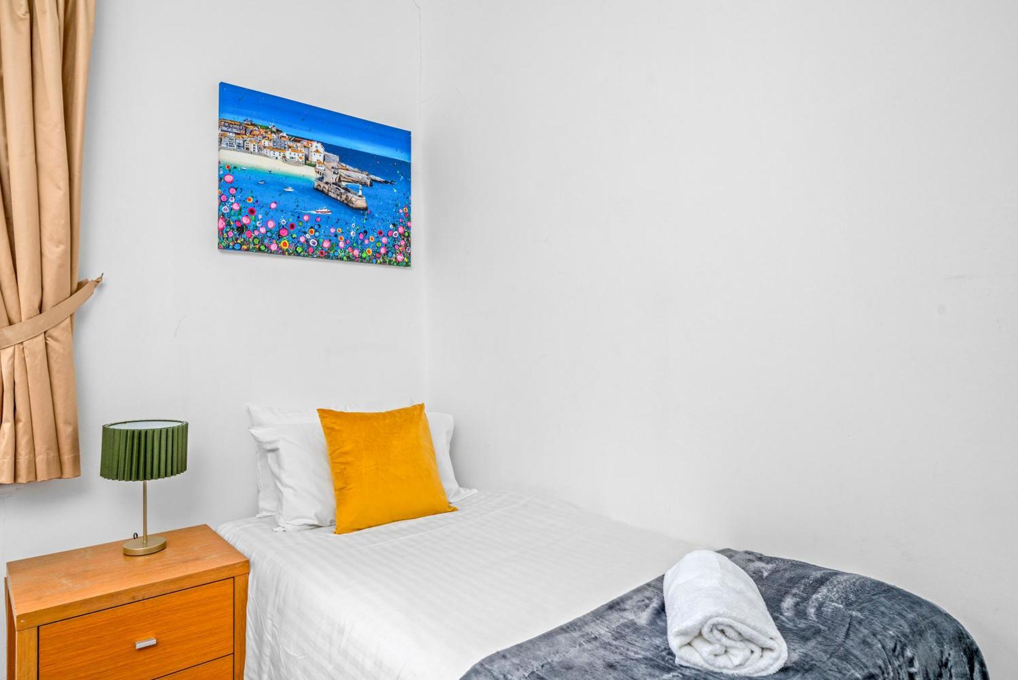 Space And Comfort, 5 Mins Walk To Tube Station, Shops Easy Access To Excel, O2 Arena And Airport, Free Parking London