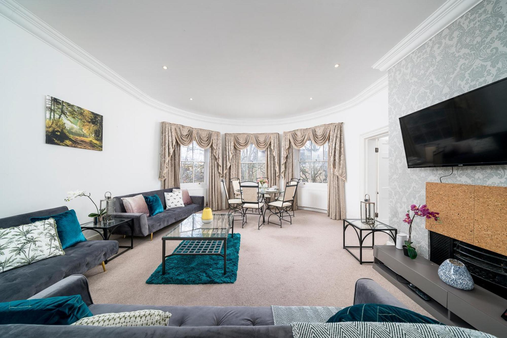 Apartment Space And Comfort, 5 Mins Walk To Tube Station, Shops Easy Access To Excel, O2 Arena And Airport, Free Parking *