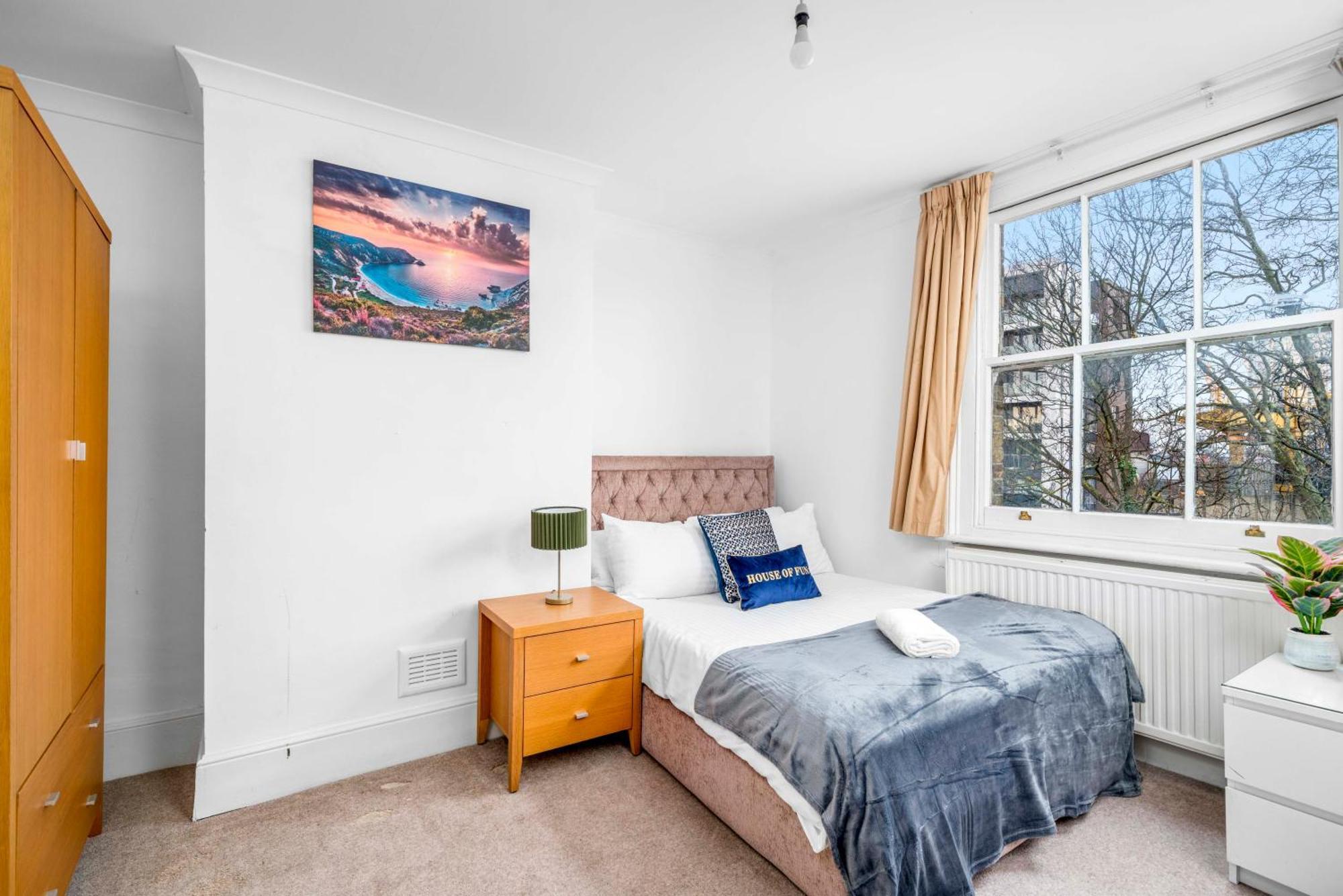 Space And Comfort, 5 Mins Walk To Tube Station, Shops Easy Access To Excel, O2 Arena And Airport, Free Parking