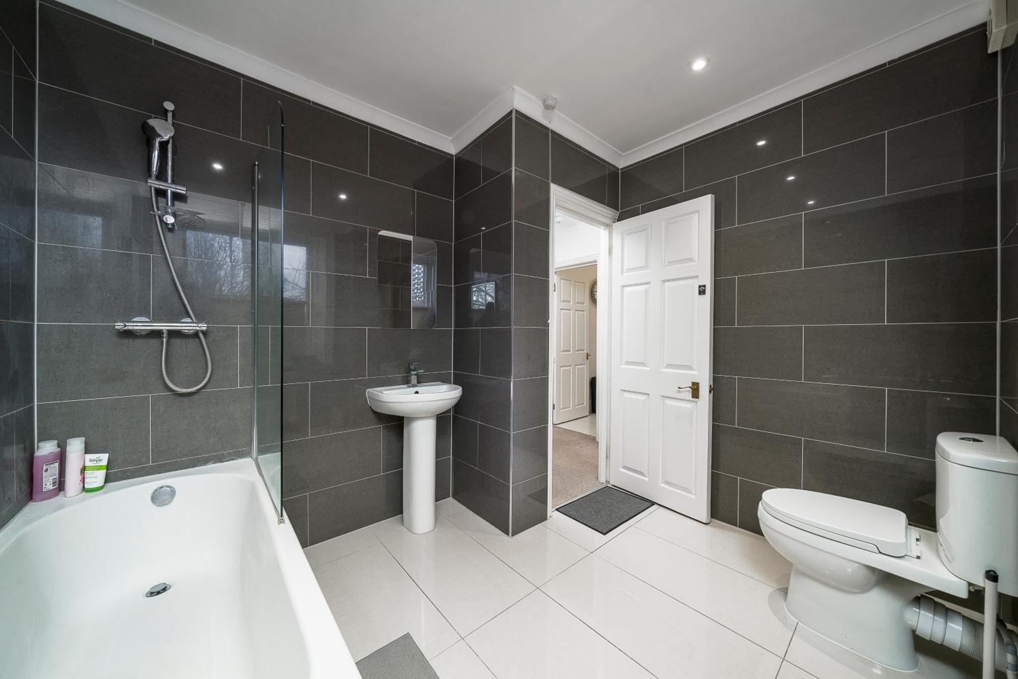 Apartment Space And Comfort, 5 Mins Walk To Tube Station, Shops Easy Access To Excel, O2 Arena And Airport, Free Parking