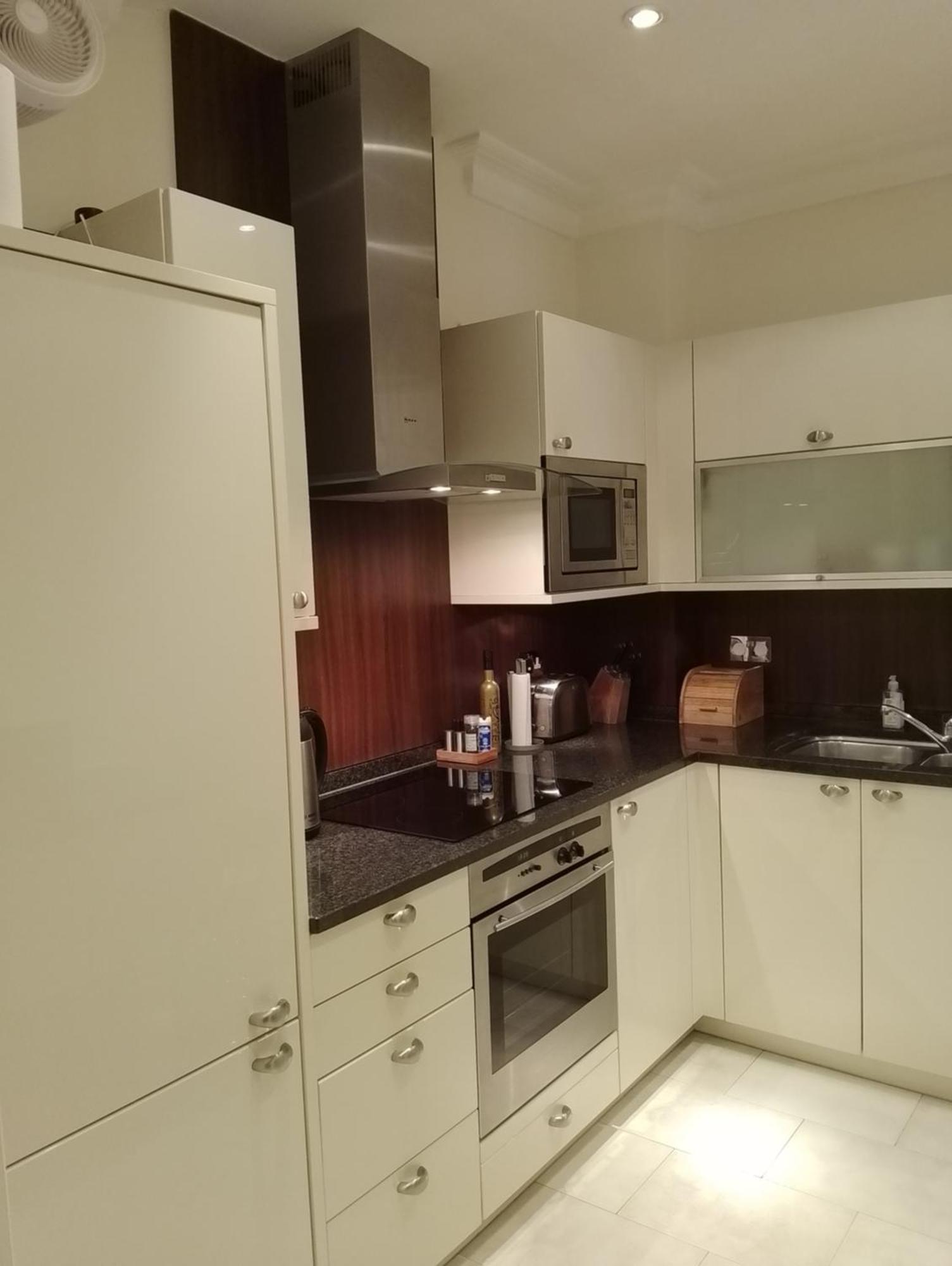 Beautiful With Underground Parking, Balcony In Kew, Richmond Apartment *