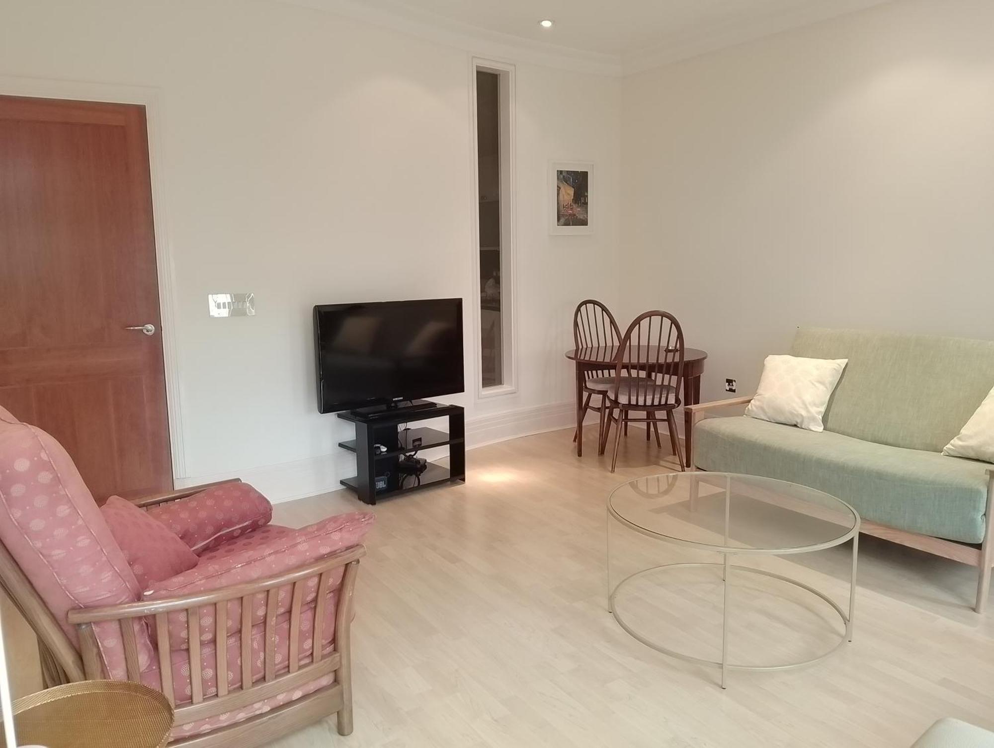 Beautiful With Underground Parking, Balcony In Kew, Richmond
