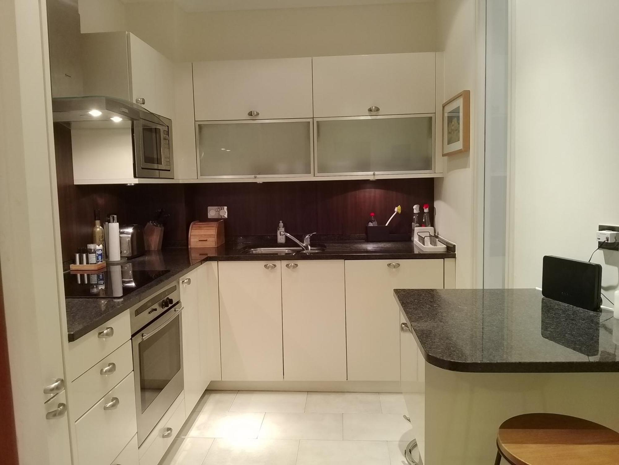 Beautiful With Underground Parking, Balcony In Kew, Richmond Apartment *
