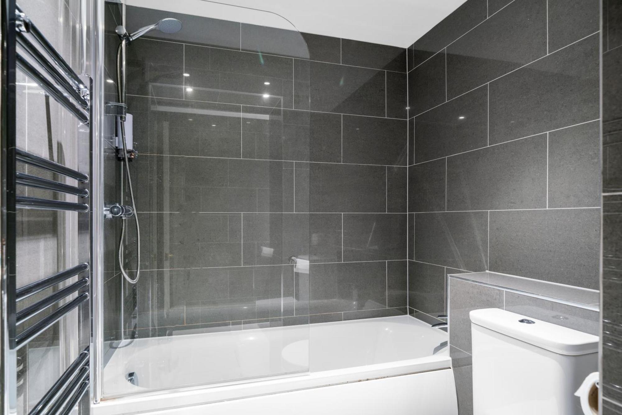 Apartment Space And Comfort, 5 Mins Walk To Tube Station, Shops Easy Access To Excel, O2 Arena And Airport, Free Parking *