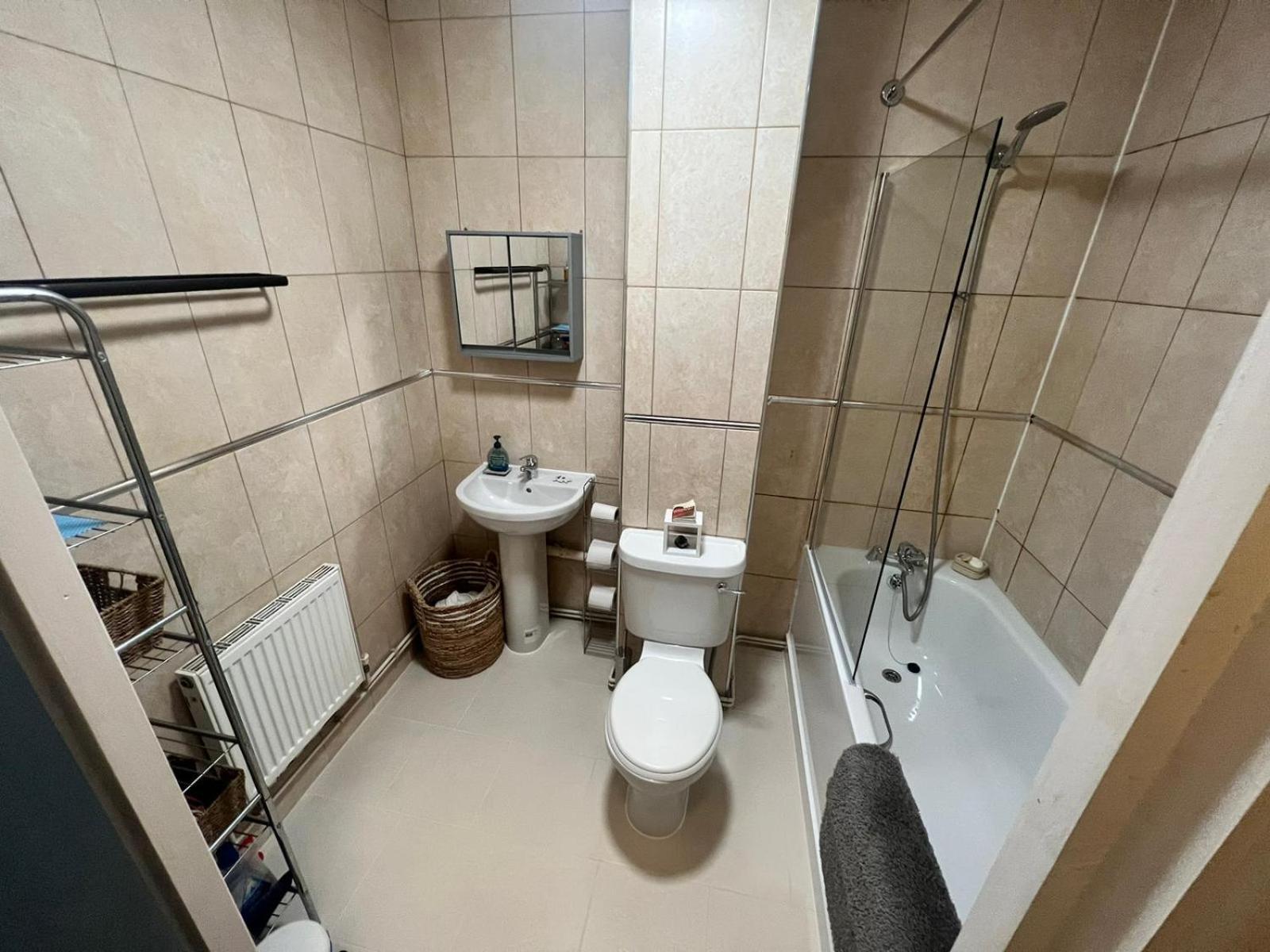 Cosy Private With Shared Bathroom Facilities Pensión Londres