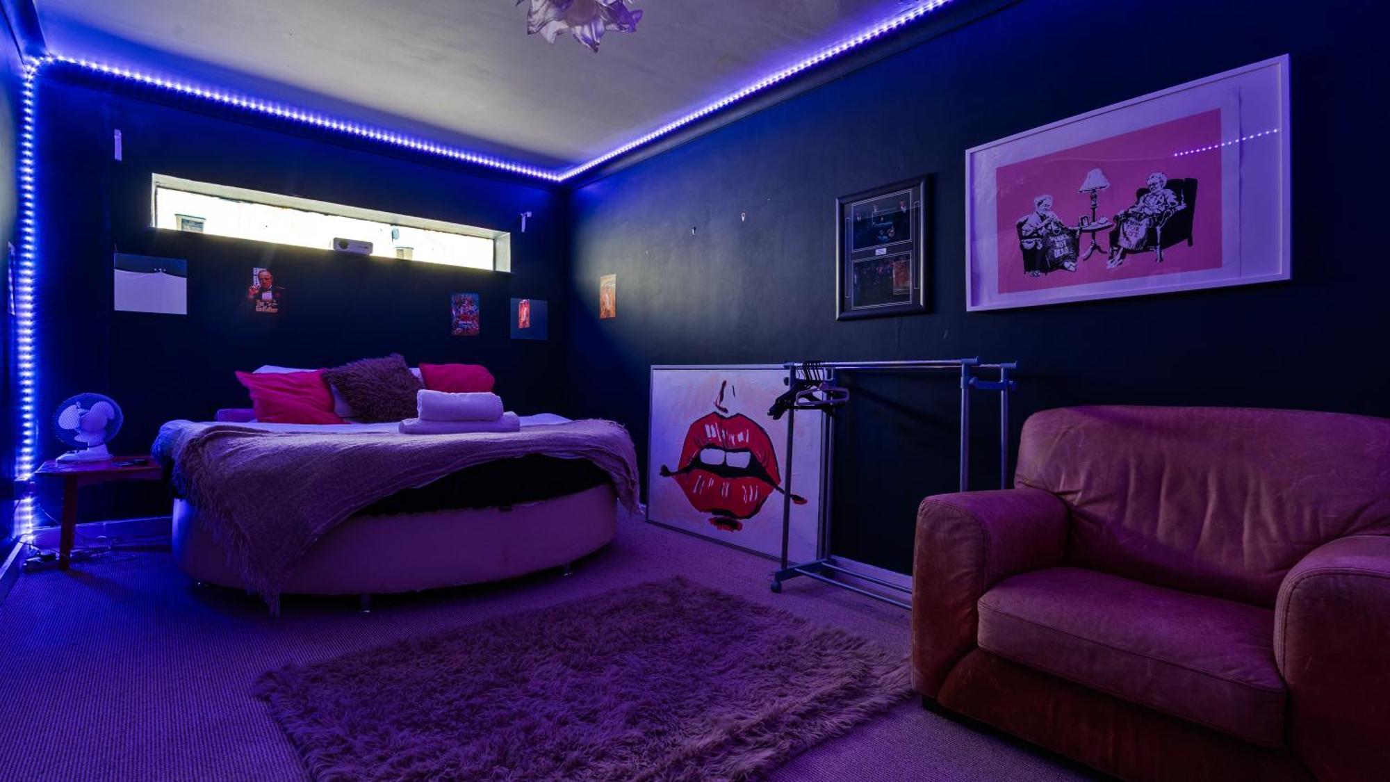 Pool Table Stylish 3 Bedroom House Long Term