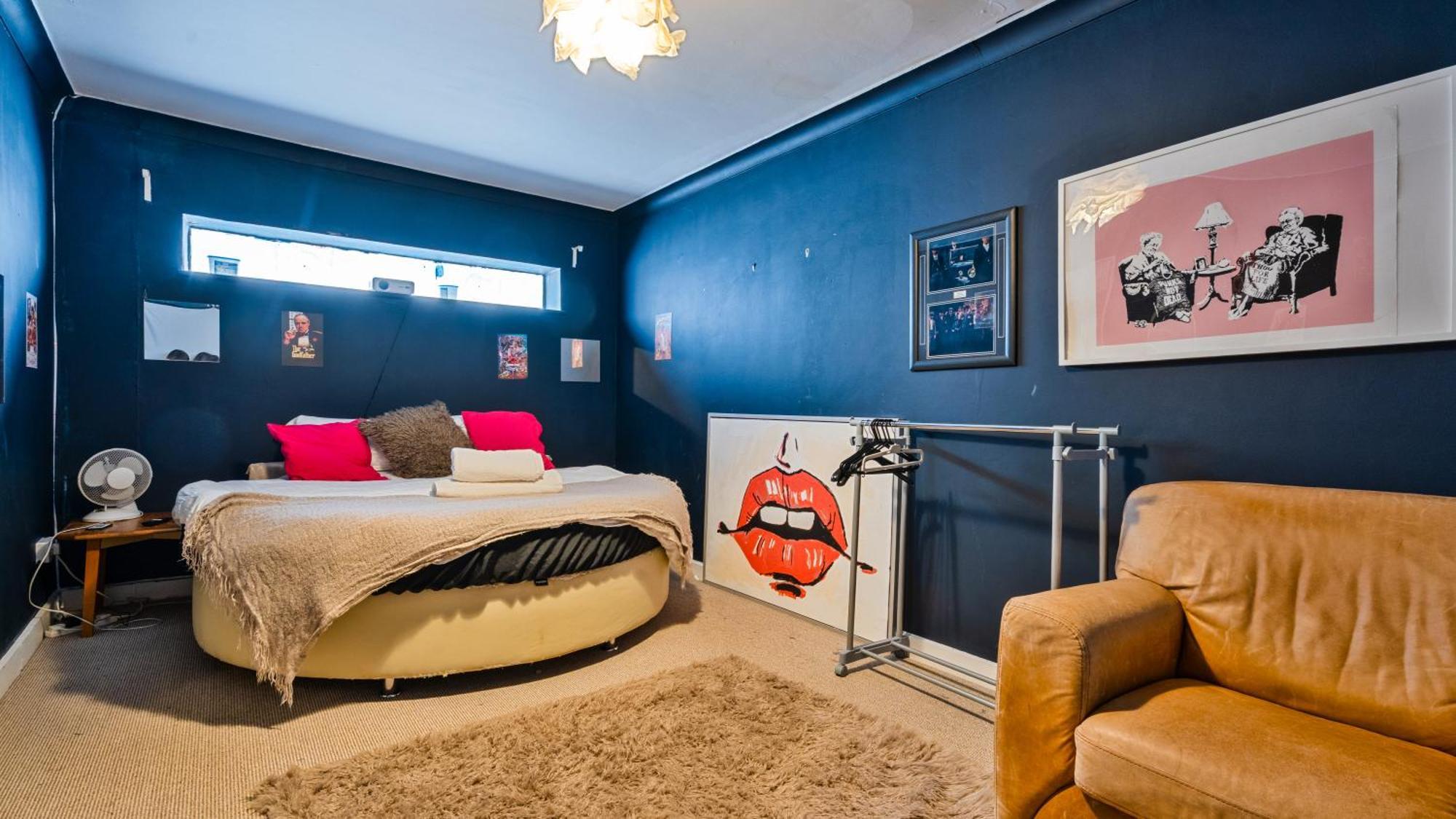 Pool Table Stylish 3 Bedroom House Long Term * London