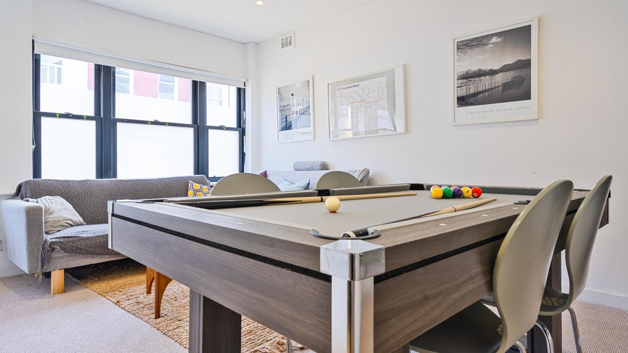 Pool Table Stylish 3 Bedroom House Long Term London