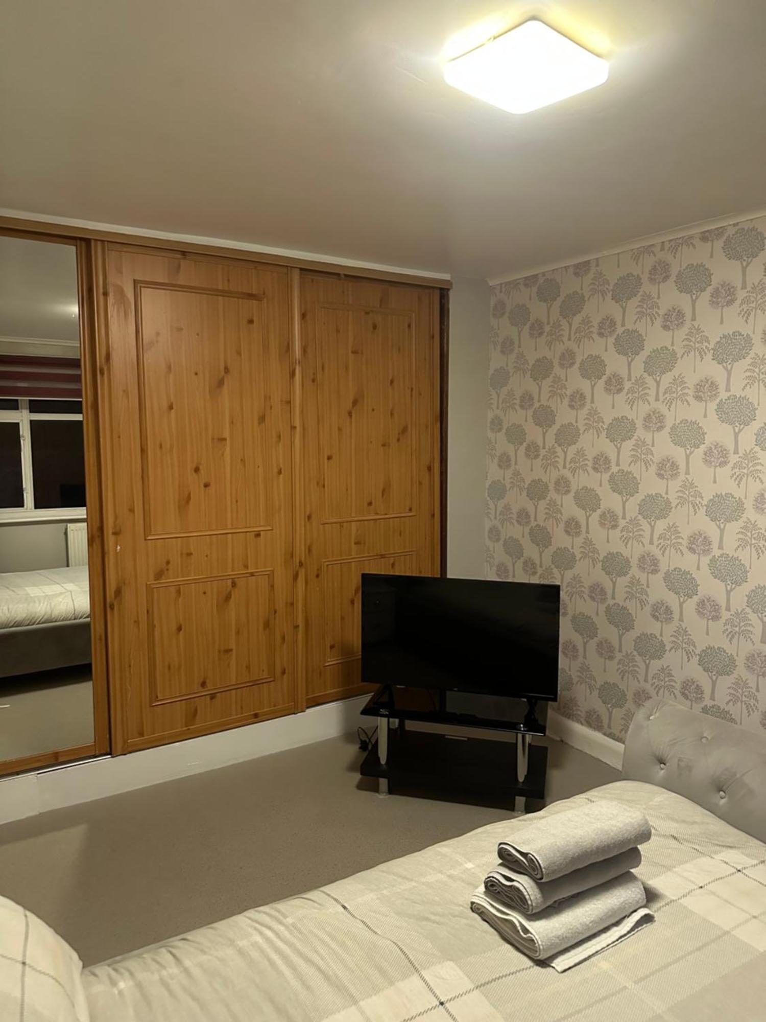 Eejs Charming 3 Bed - With Large Garden Hostal *